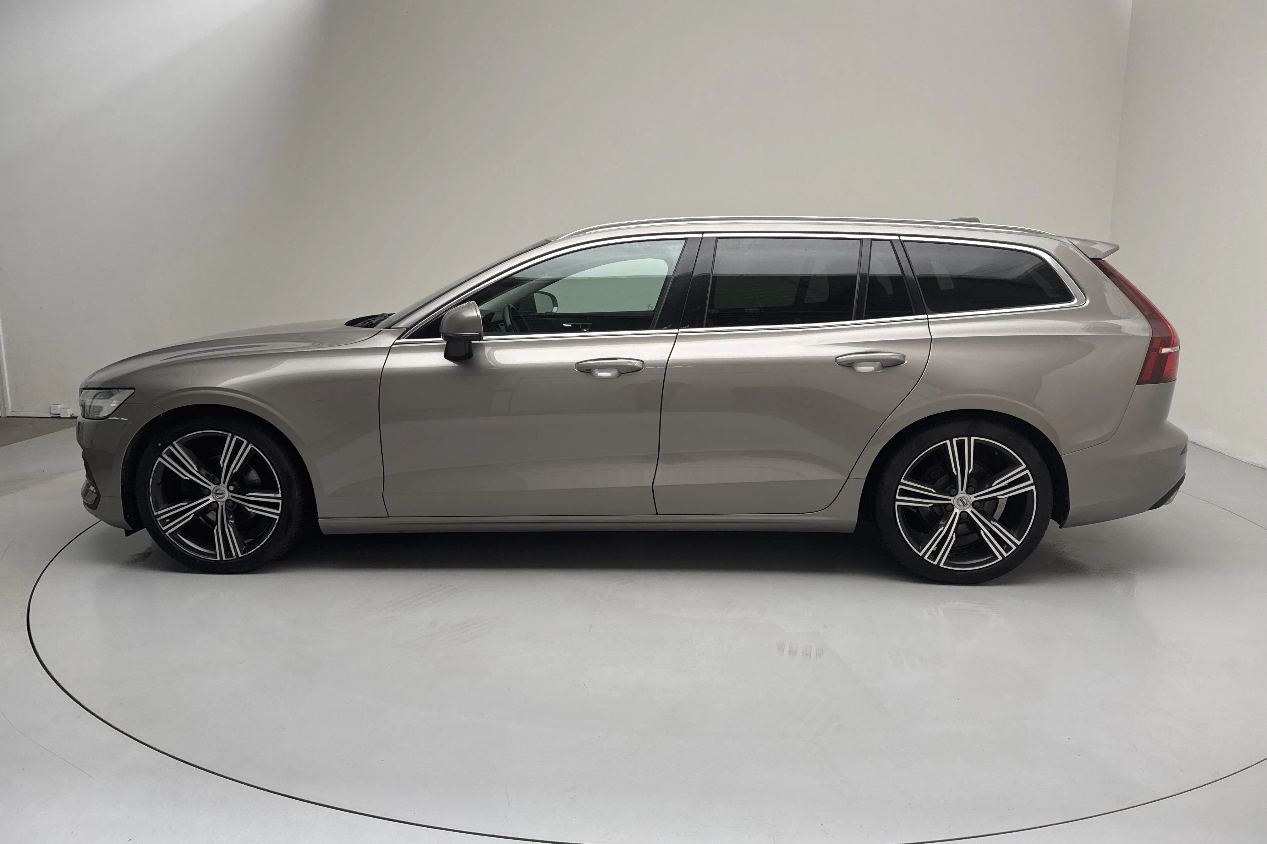 Presentationsfoto 2 av 16: Volvo V60 D4 (190hk) - 21 389 mil - Automat - grå - 2019