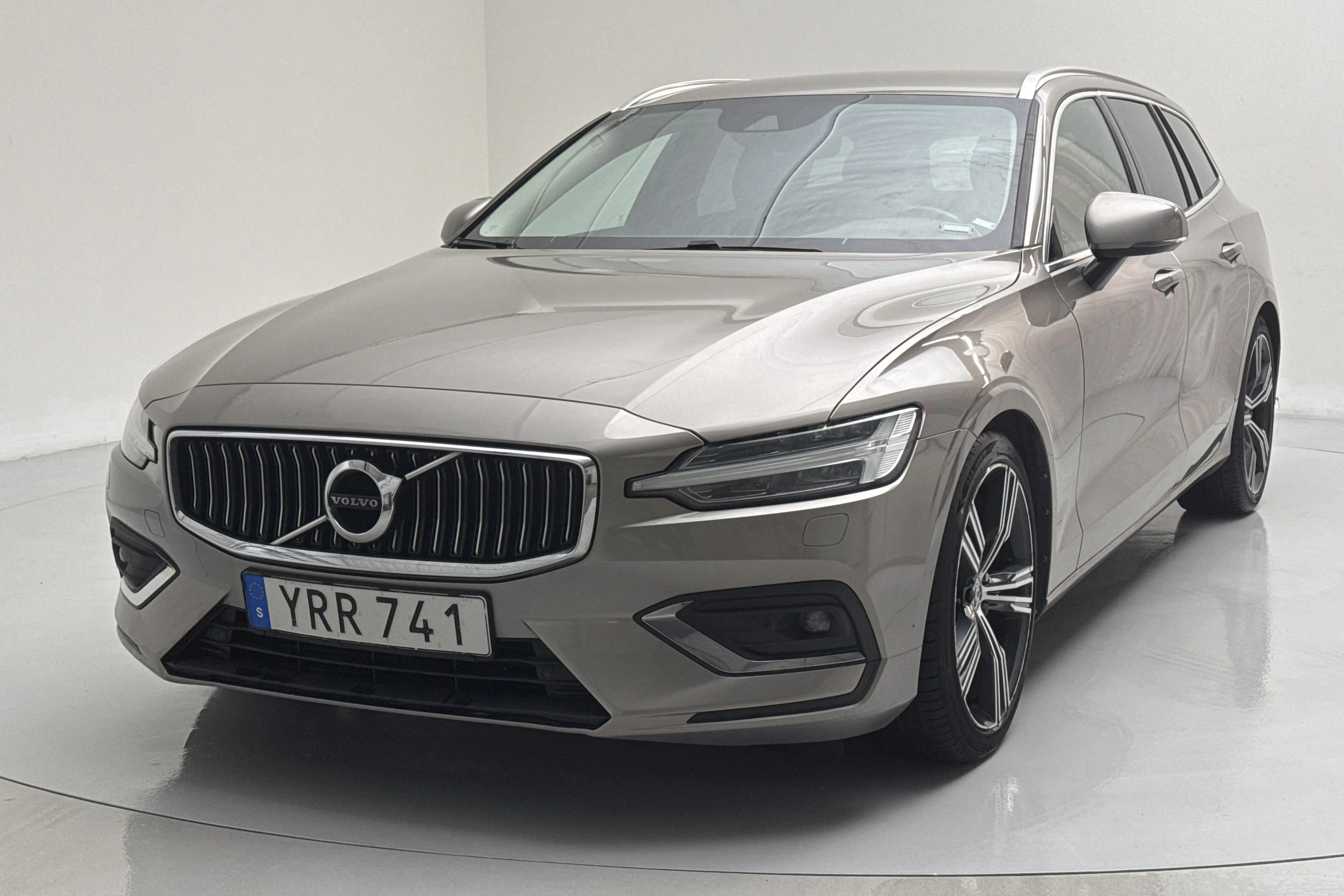 Presentationsfoto 1 av 16: Volvo V60 D4 (190hk) - 21 389 mil - Automat - grå - 2019