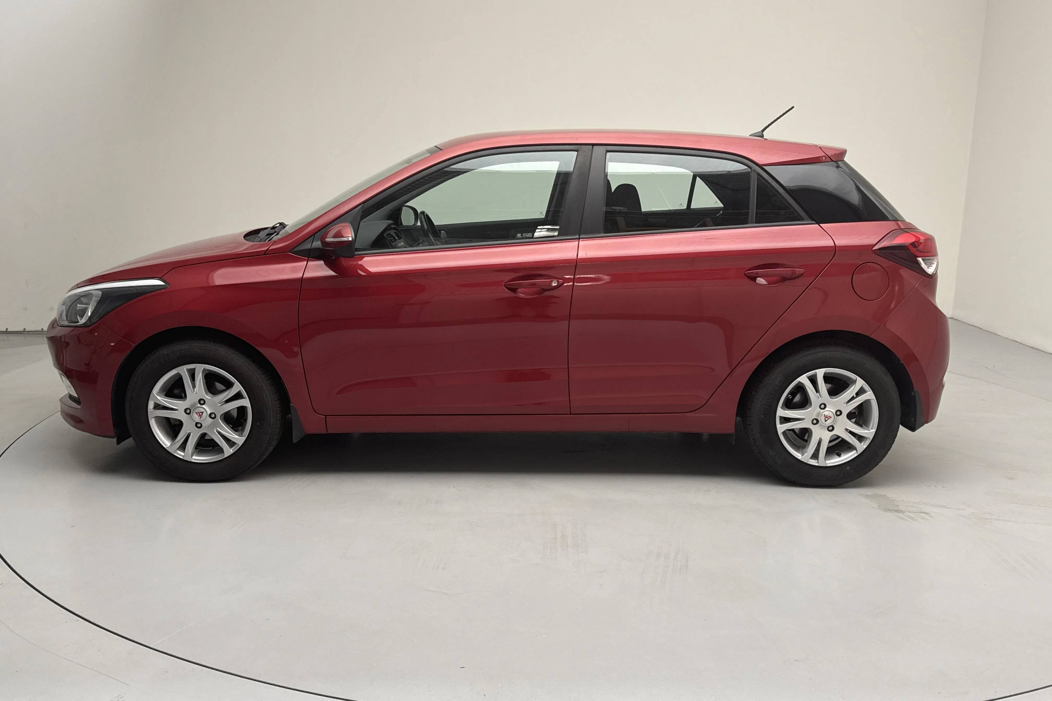 Presentationsfoto 2 av 11: Hyundai i20 1.2 (84hk) - 4 624 mil - Manuell - röd - 2018