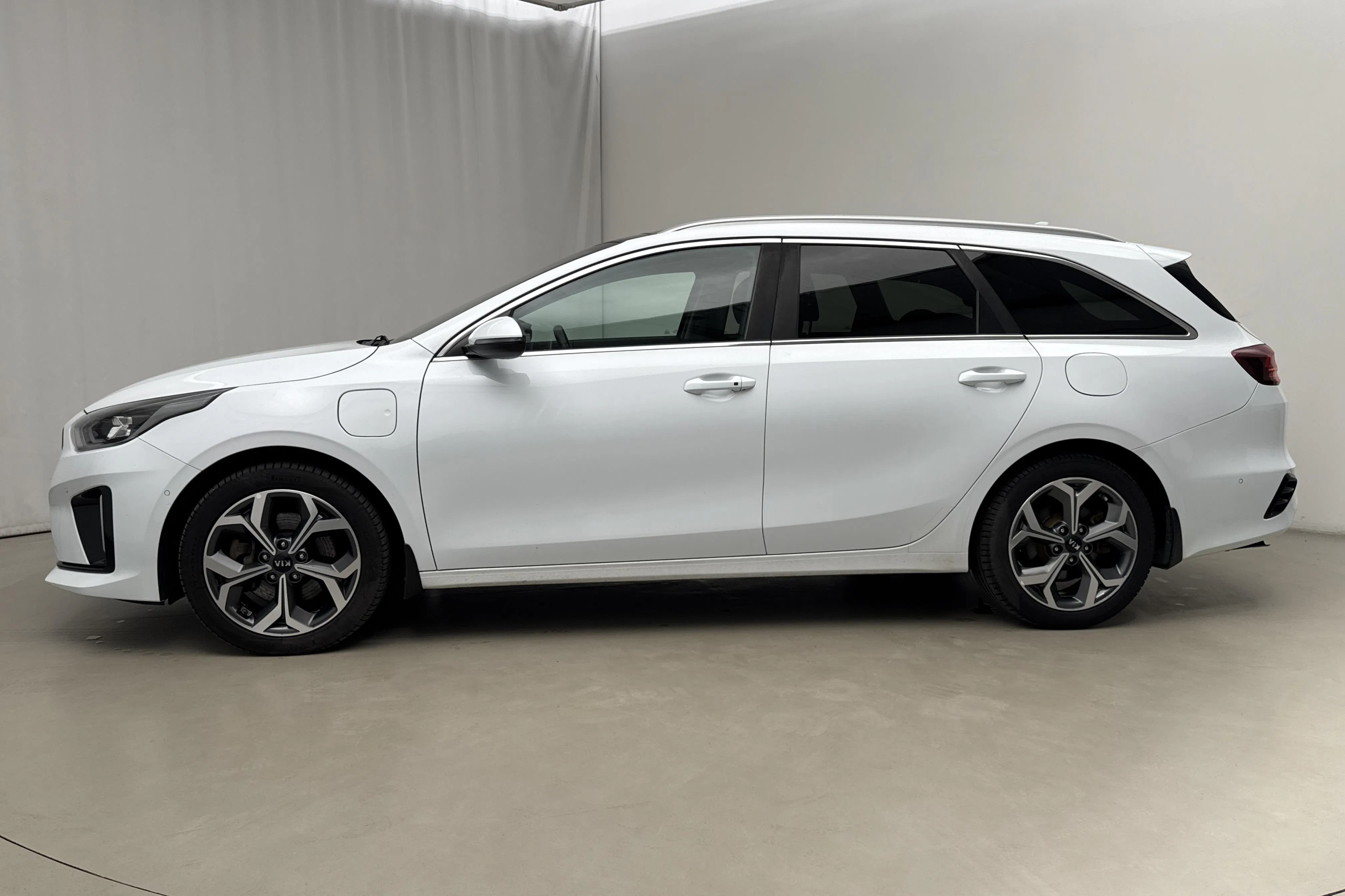 Presentationsfoto 2 av 24: KIA Ceed 1.6 Plug-in Hybrid SW (141hk) - 11 187 mil - Automat - vit - 2021