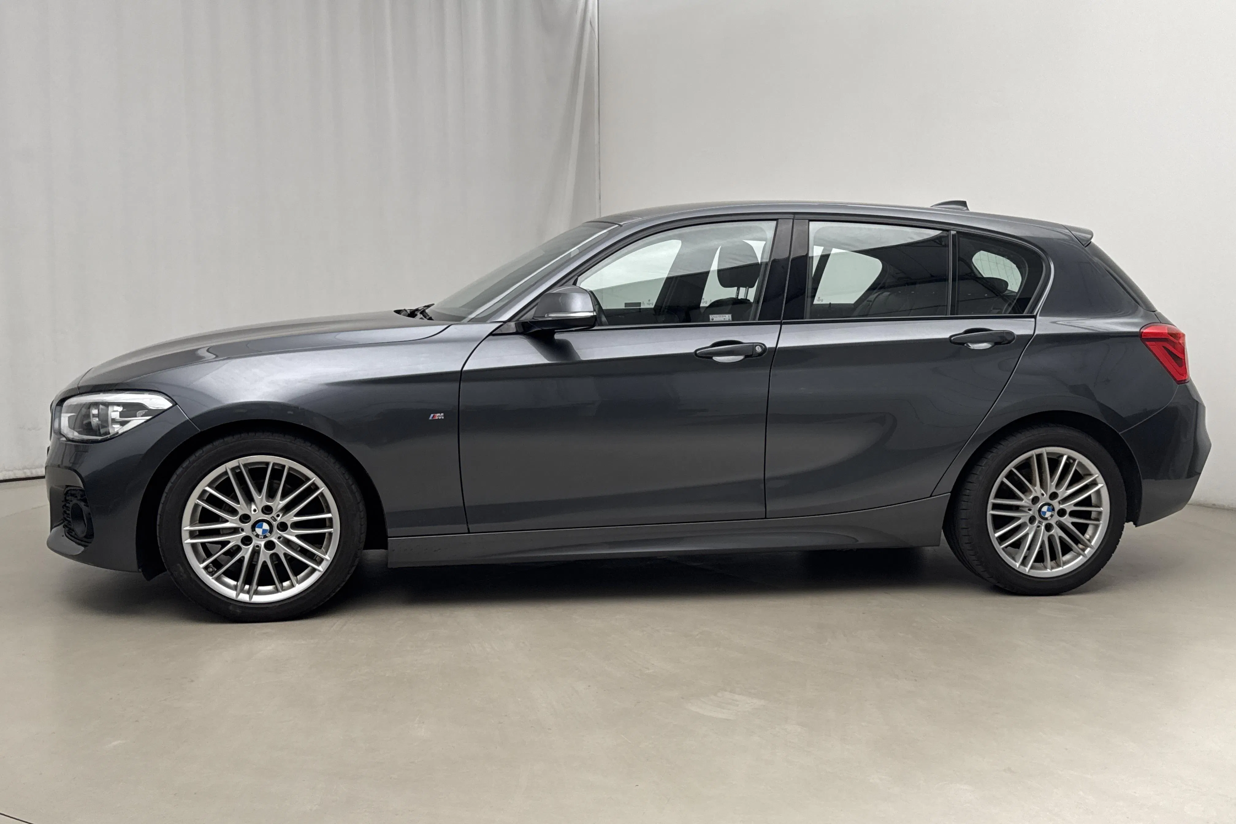 Presentation photo 2 of 15: BMW 118i 5dr, F20 (136hk) - 110 370 km - Manual - gray - 2019