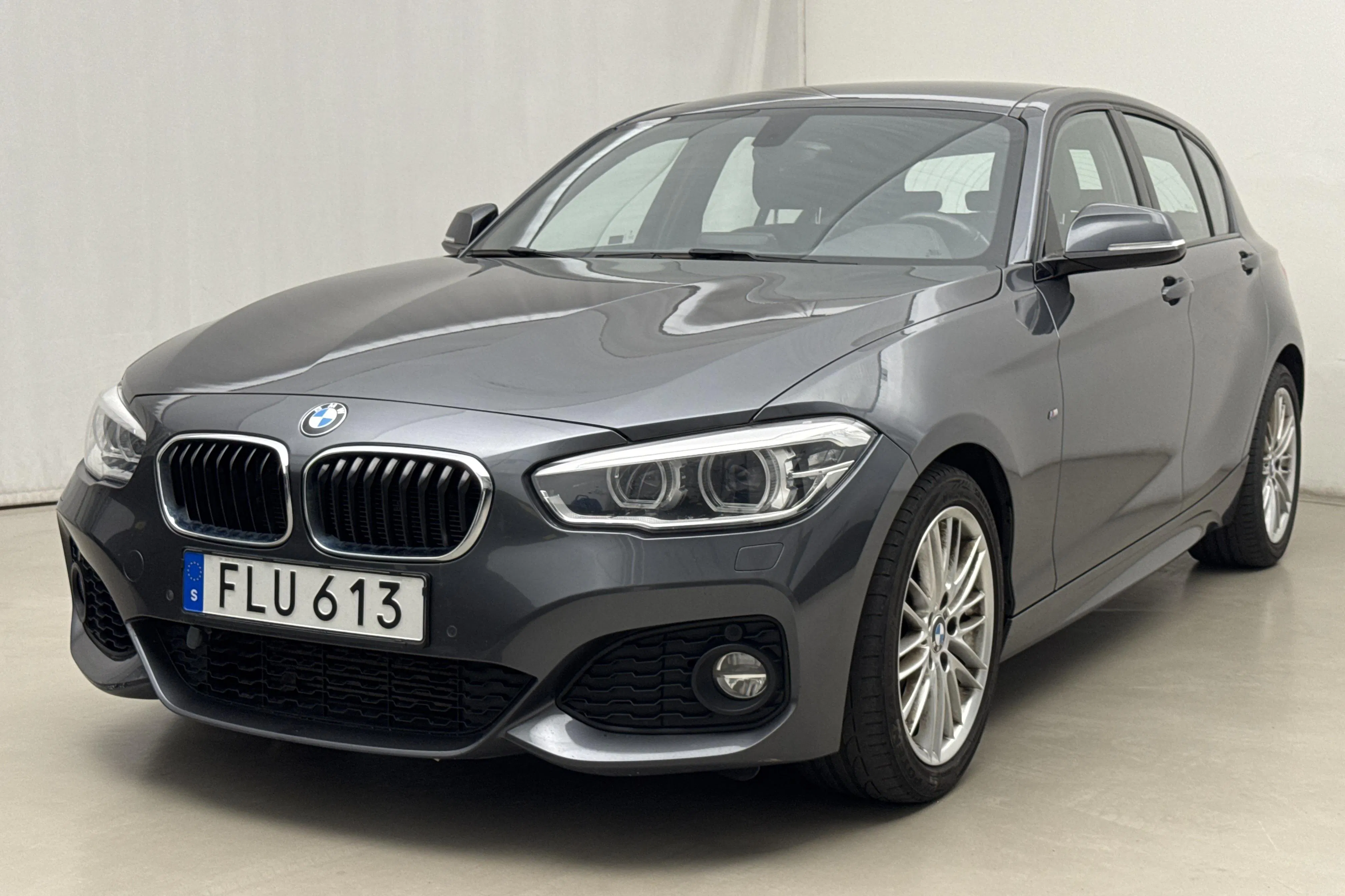 Presentation photo 1 of 15: BMW 118i 5dr, F20 (136hk) - 110 370 km - Manual - gray - 2019