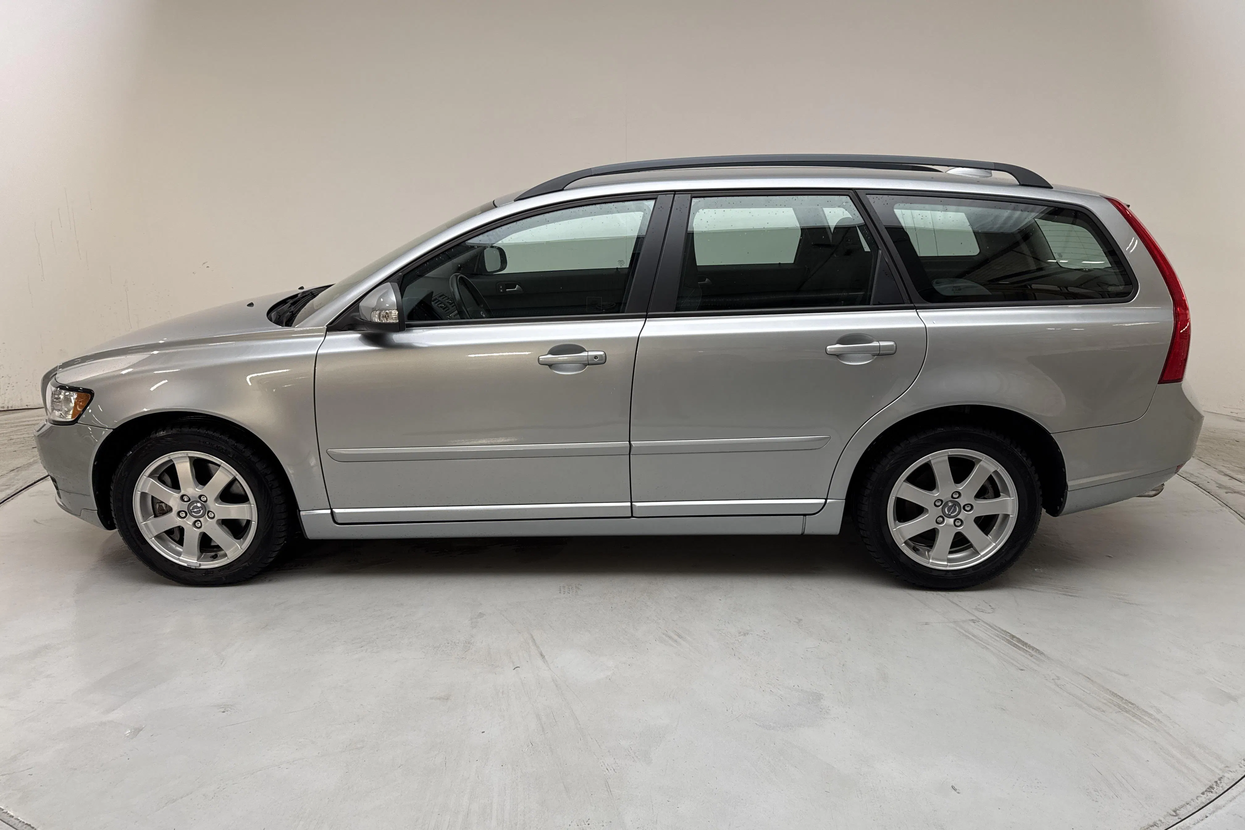 Presentationsfoto 2 av 12: Volvo V50 D5 (180hk) - 5 980 mil - Automat - silver - 2010