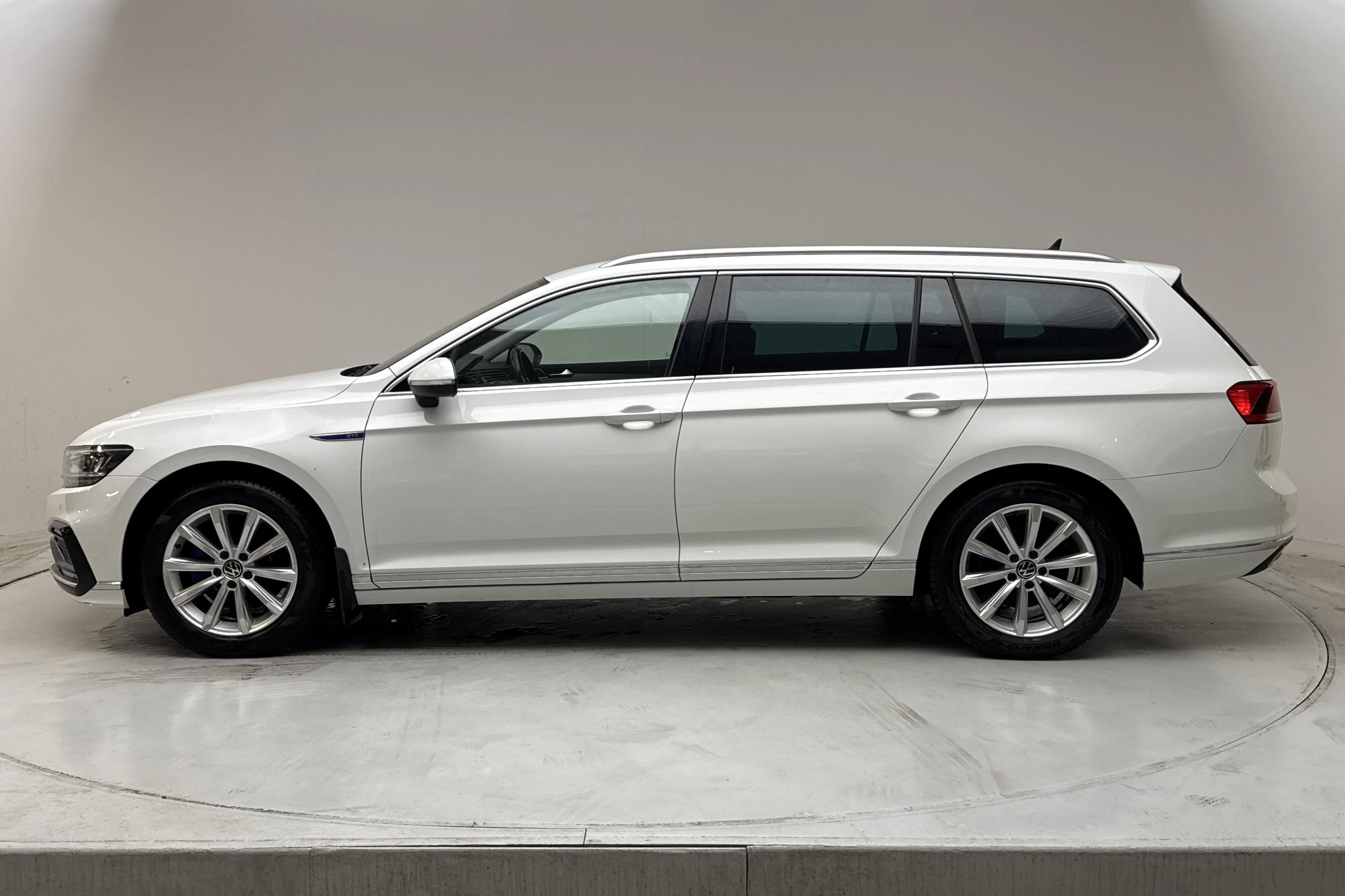 Presentation photo 2 of 17: VW Passat 1.4 GTE Sportscombi (218hk) - 152 140 km - Automatic - white - 2021