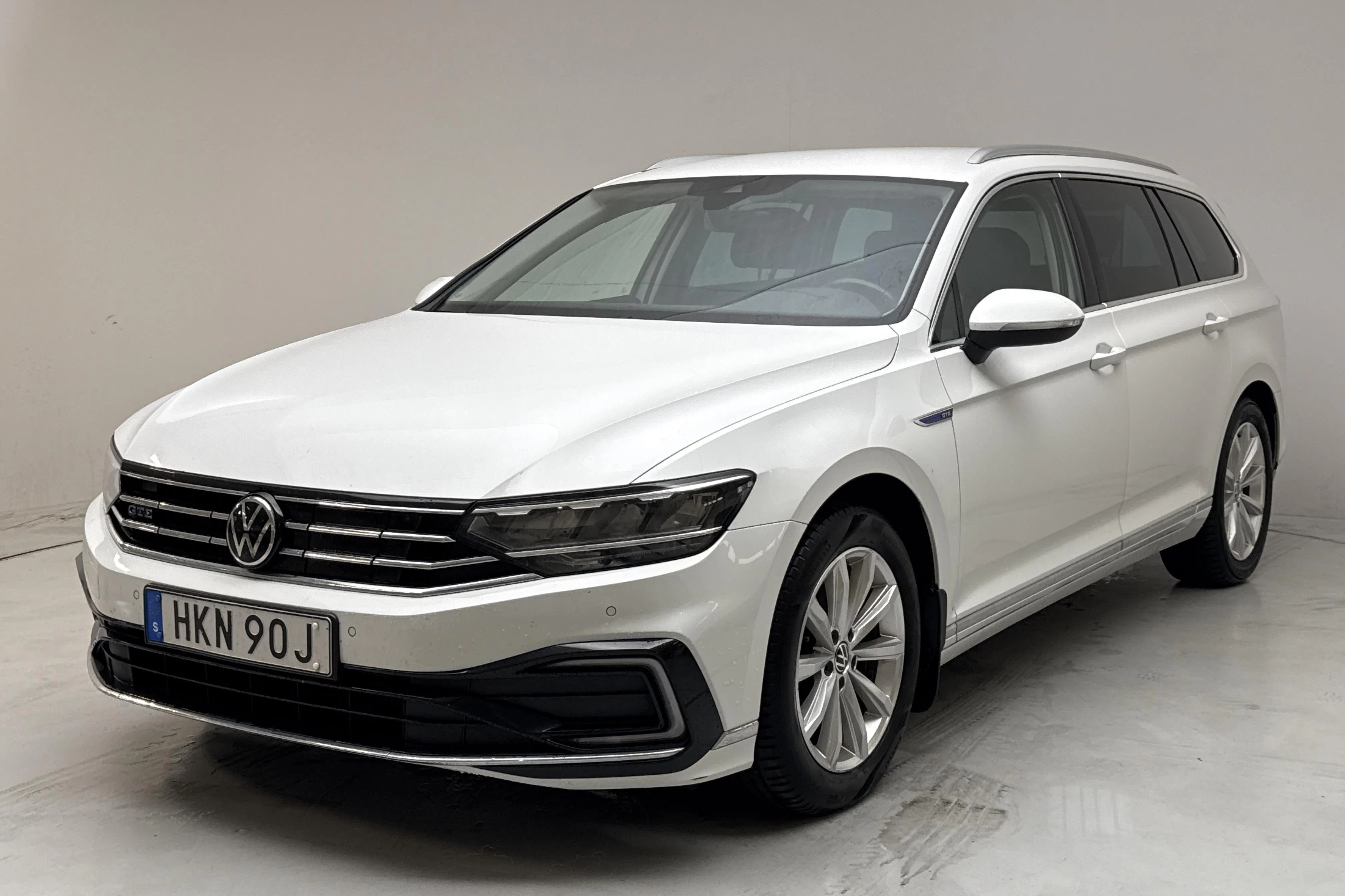 Presentation photo 1 of 17: VW Passat 1.4 GTE Sportscombi (218hk) - 152 140 km - Automatic - white - 2021