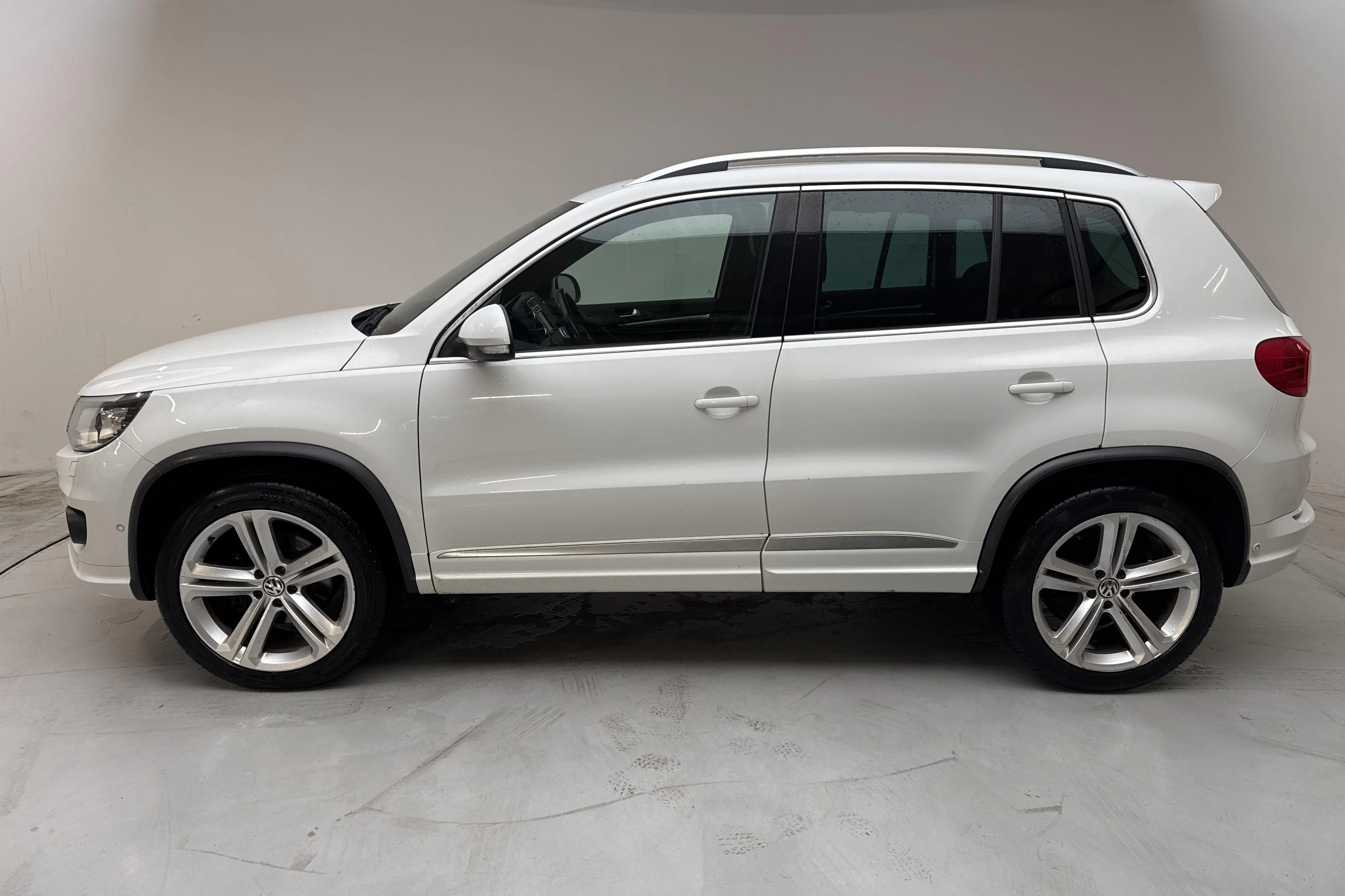 Presentationsfoto 2 av 14: VW Tiguan 2.0 TDI 4MOTION BlueMotion Technology (184hk) - 16 768 mil - Automat - vit - 2016