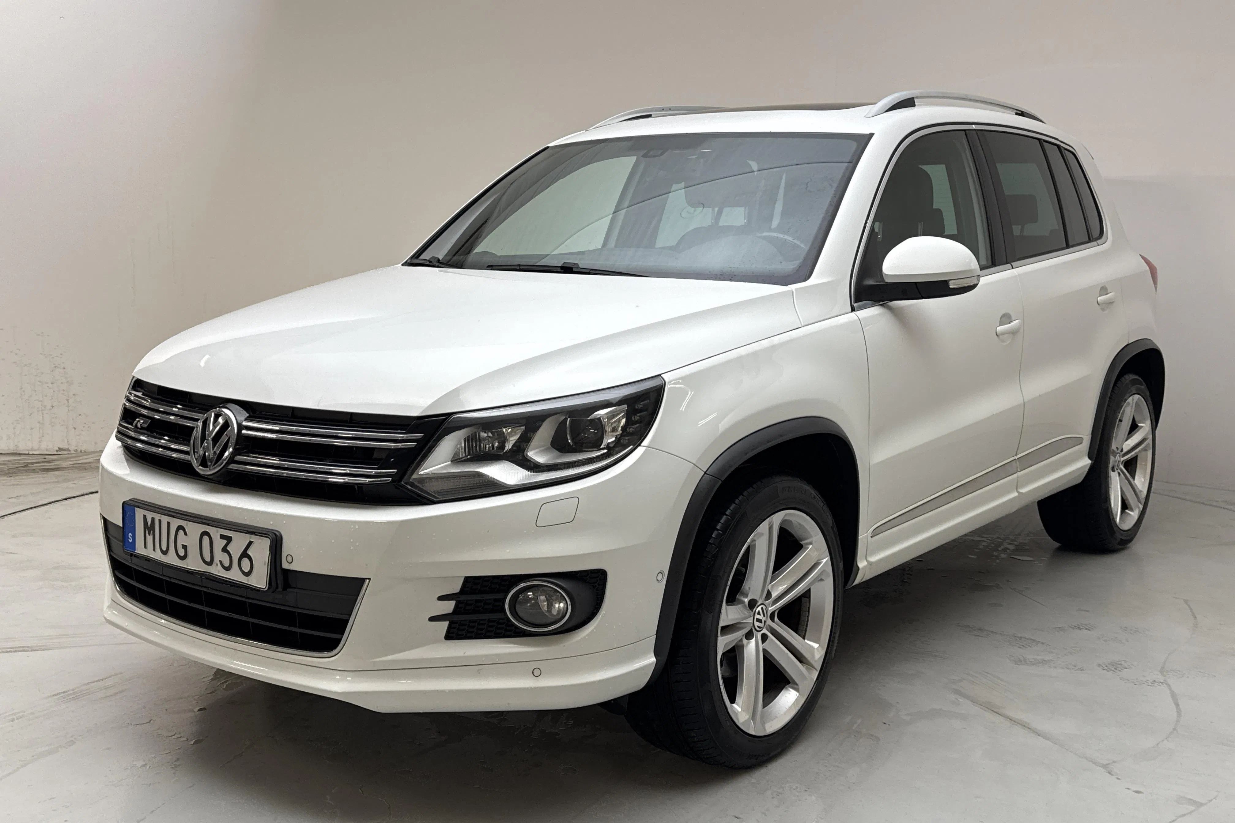 Presentationsfoto 1 av 14: VW Tiguan 2.0 TDI 4MOTION BlueMotion Technology (184hk) - 16 768 mil - Automat - vit - 2016