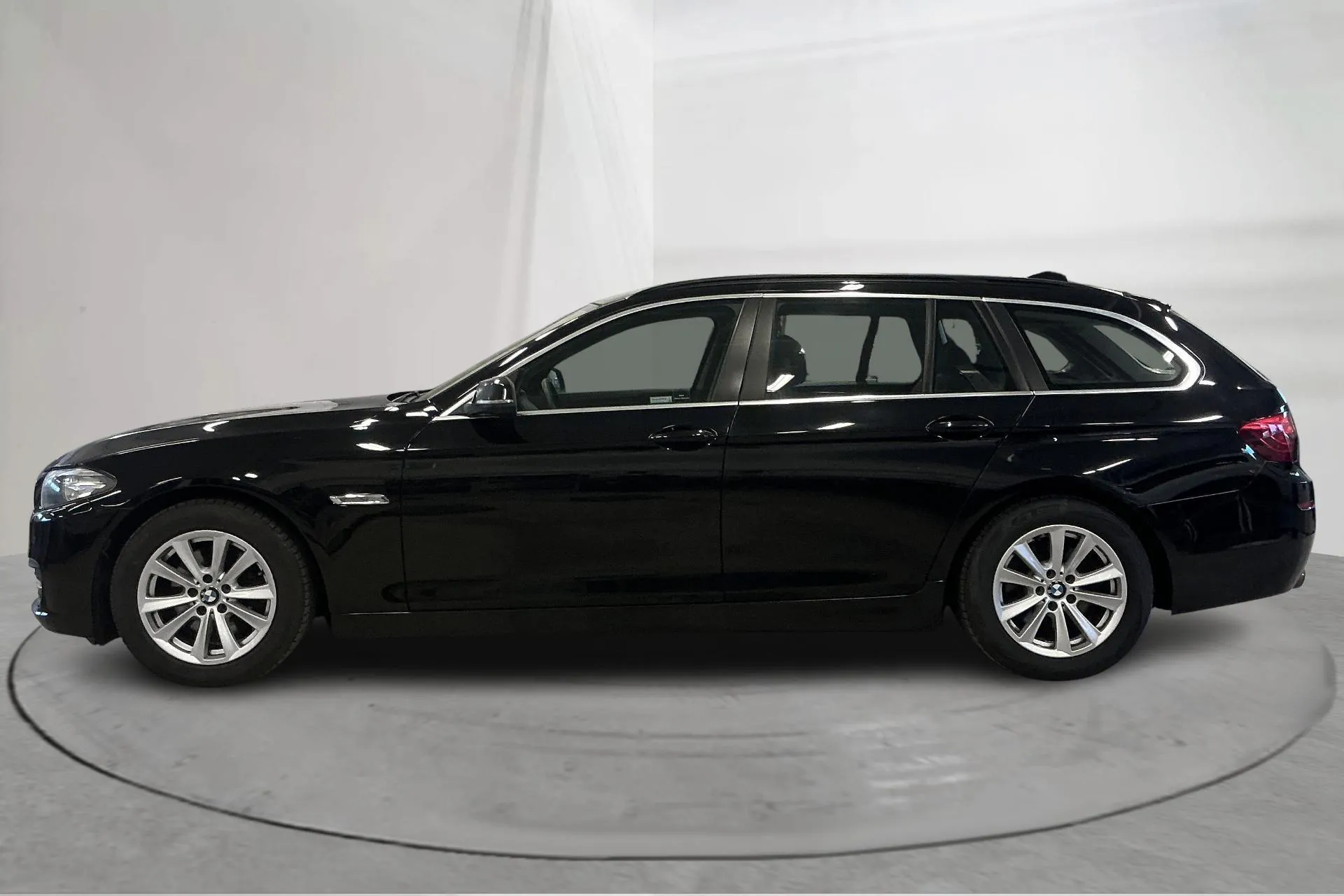 Presentationsfoto 2 av 14: BMW 520d Touring, F11 (190hk) - 22 422 mil - Automat - svart - 2016