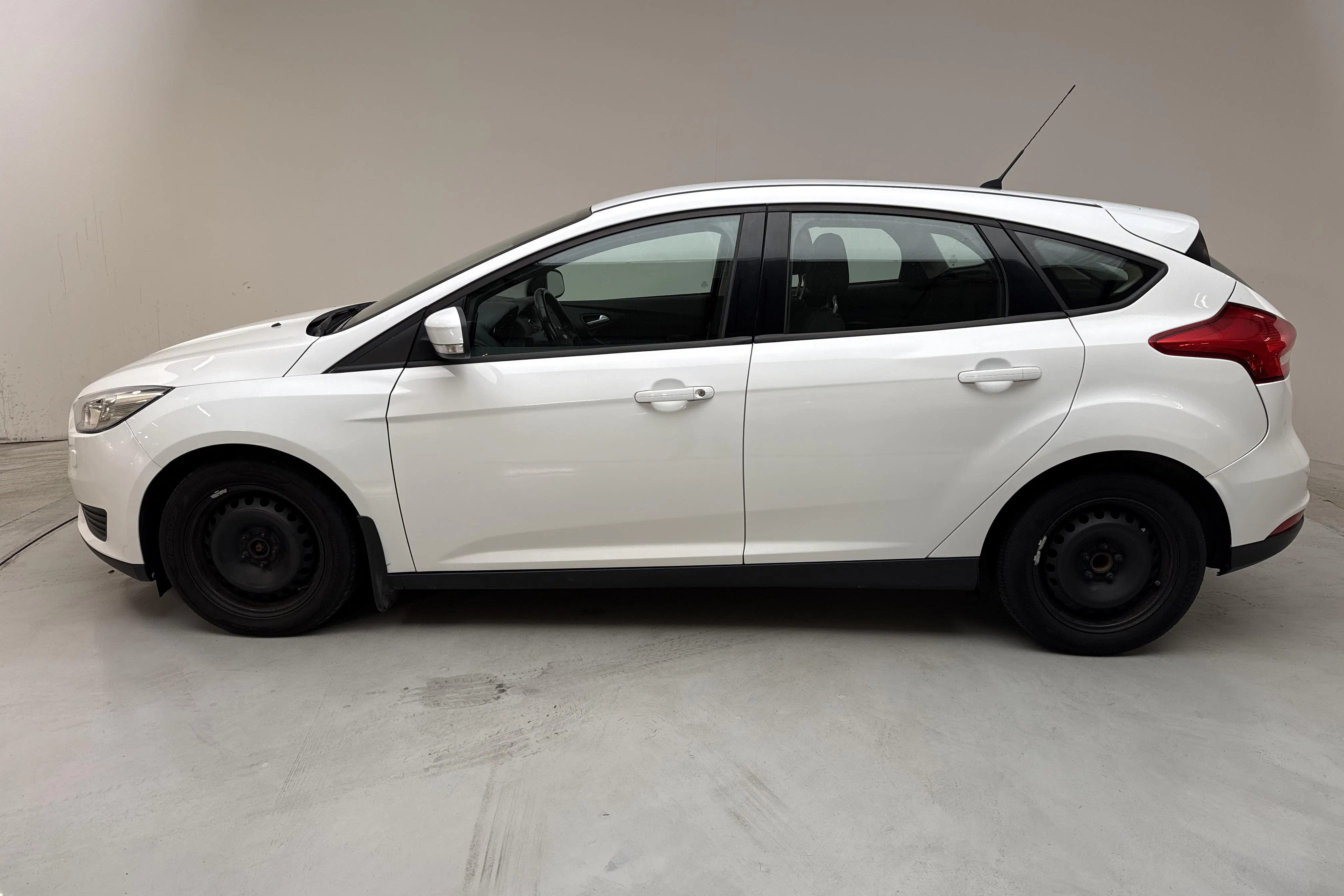 Presentationsfoto 2 av 12: Ford Focus 1.5 TDCi ECOnetic 5dr (105hk) - 17 072 mil - Manuell - vit - 2016