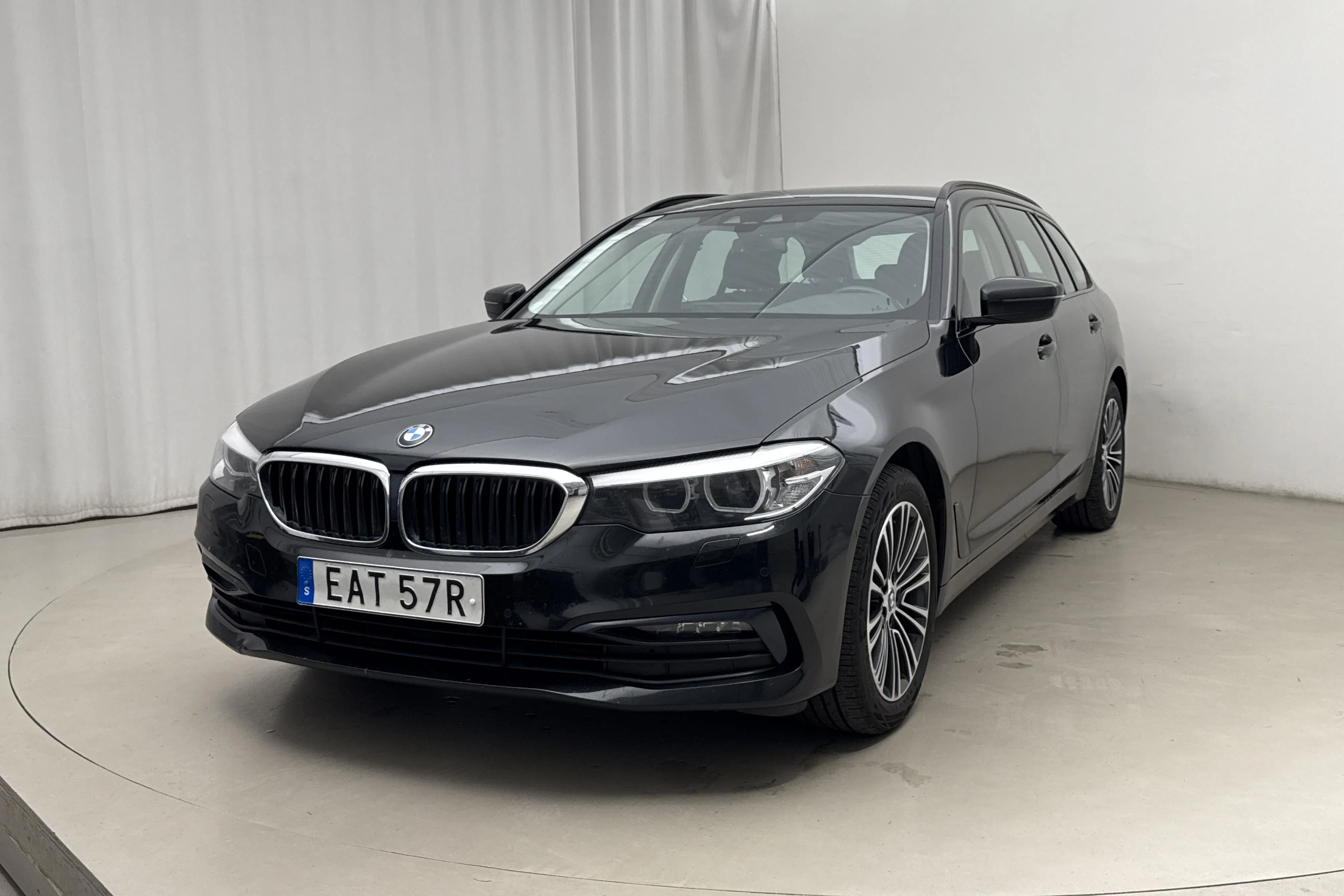Presentationsfoto 1 av 18: BMW 520d xDrive Touring MHEV, G31 (190hk) - 14 643 mil - Automat - svart - 2020