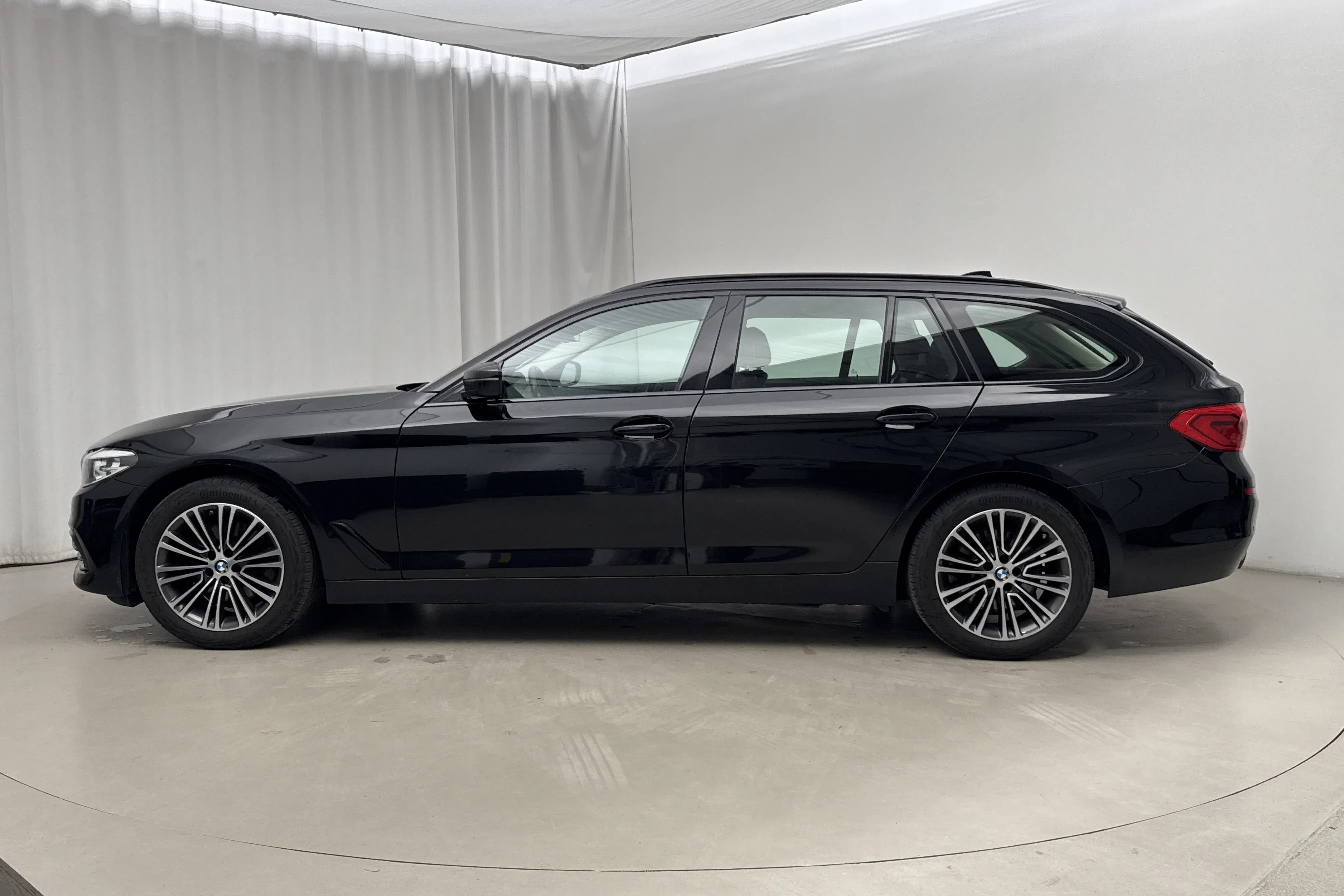 Presentationsfoto 2 av 18: BMW 520d xDrive Touring MHEV, G31 (190hk) - 14 643 mil - Automat - svart - 2020