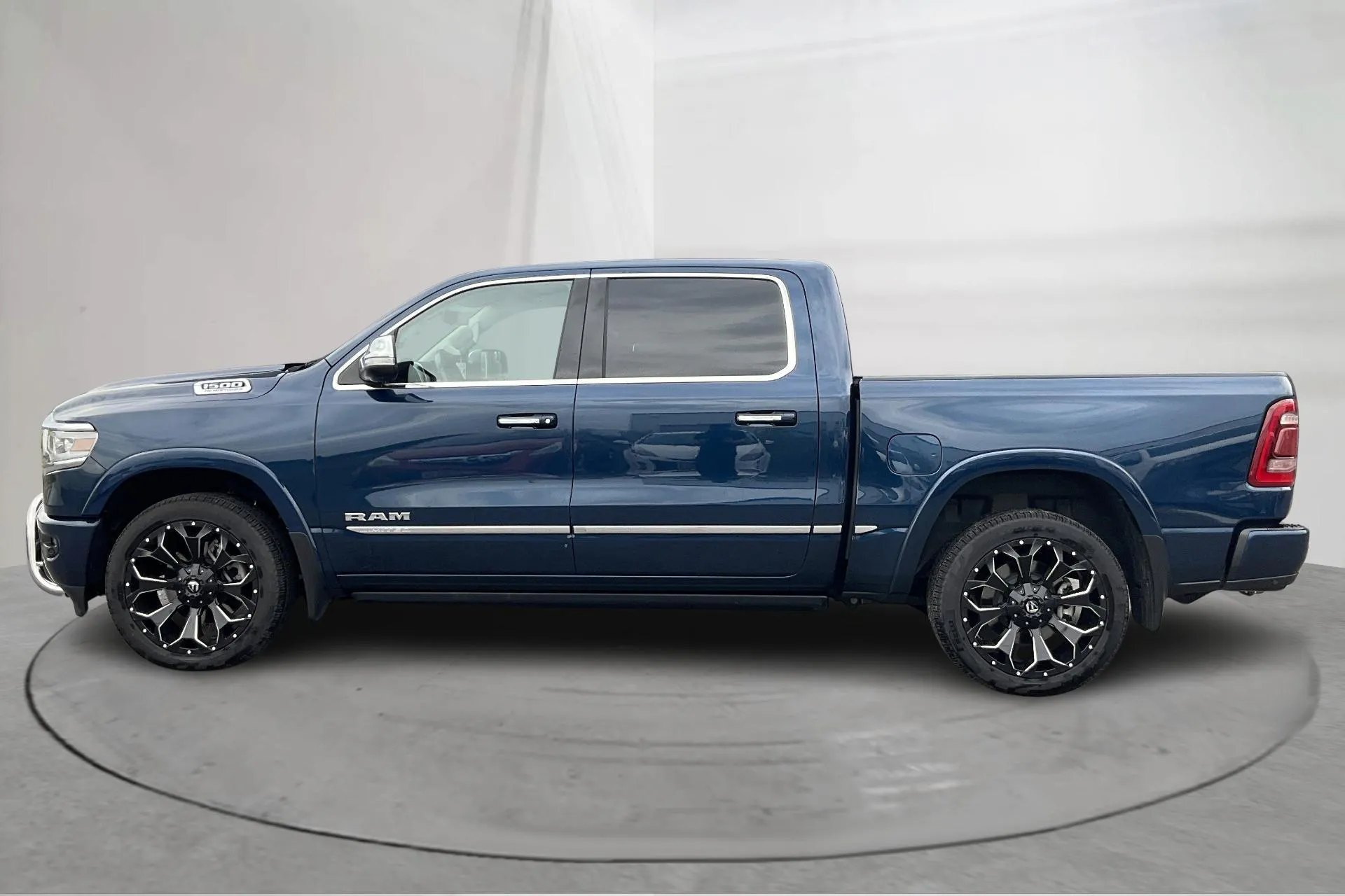Presentation photo 2 of 19: Dodge RAM 1500 5.7 (395hk) - 22 320 km - Automatic - dark blue - 2022