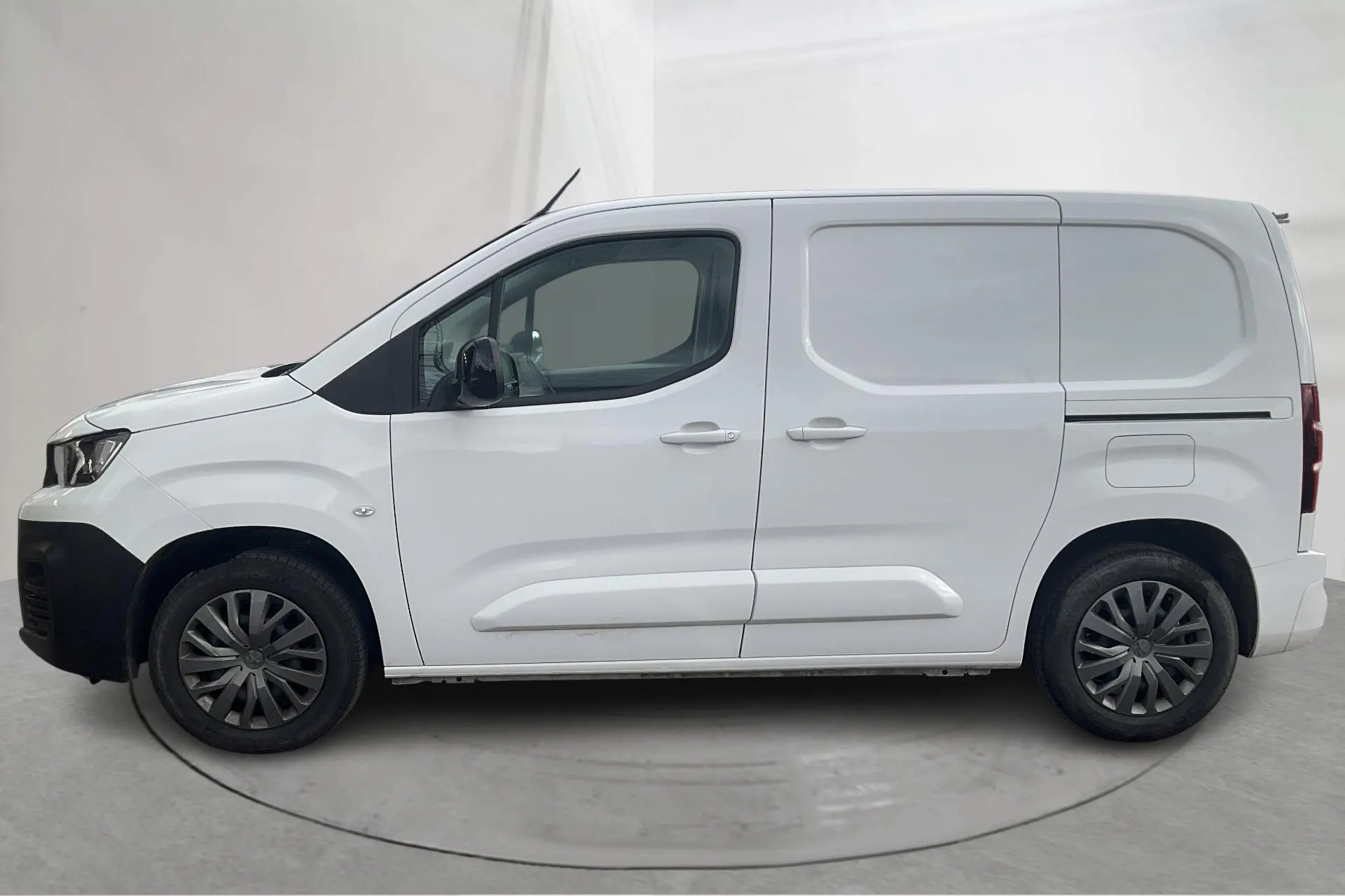 Presentationsfoto 2 av 17: Peugeot Partner 1.5 HDI Skåp (100hk) - 4 294 mil - Manuell - vit - 2023