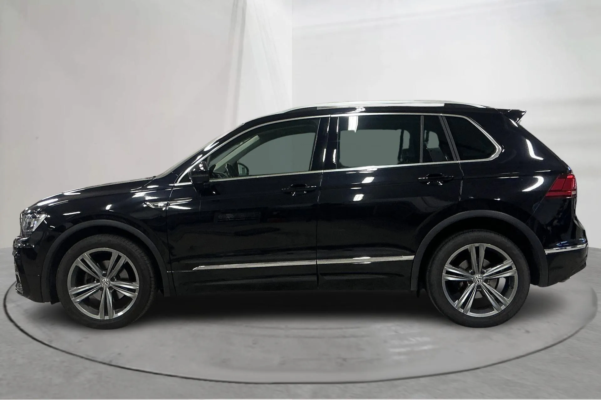 Presentationsfoto 2 av 16: VW Tiguan 1.4 TSI 4MOTION (150hk) - 13 564 mil - Automat - svart - 2018