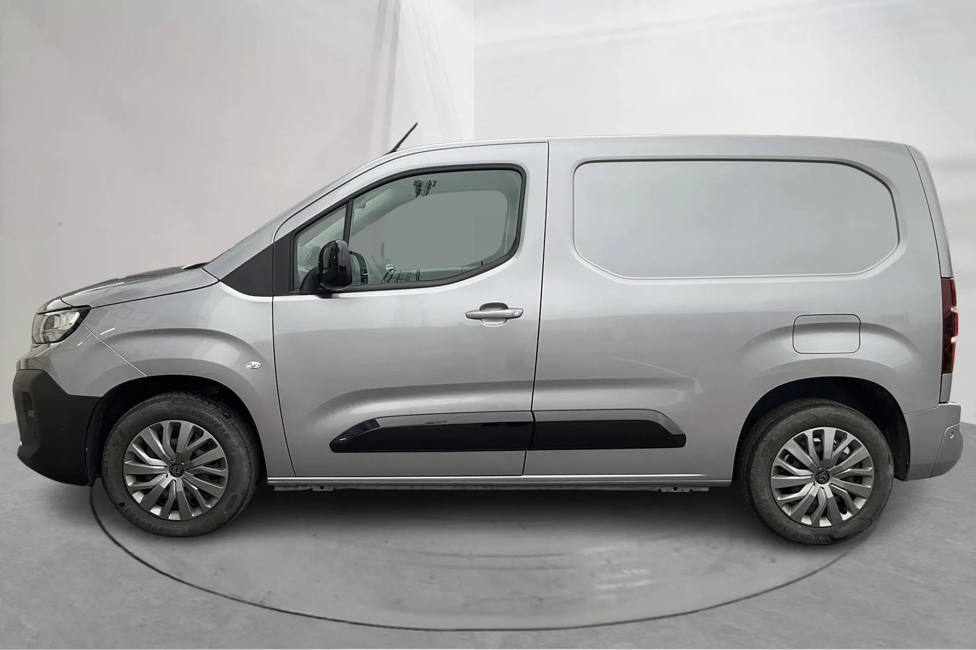 Presentationsfoto 2 av 16: Peugeot Partner 1.5 BlueHDi (100hk) - 3 428 mil - Manuell - grå - 2024