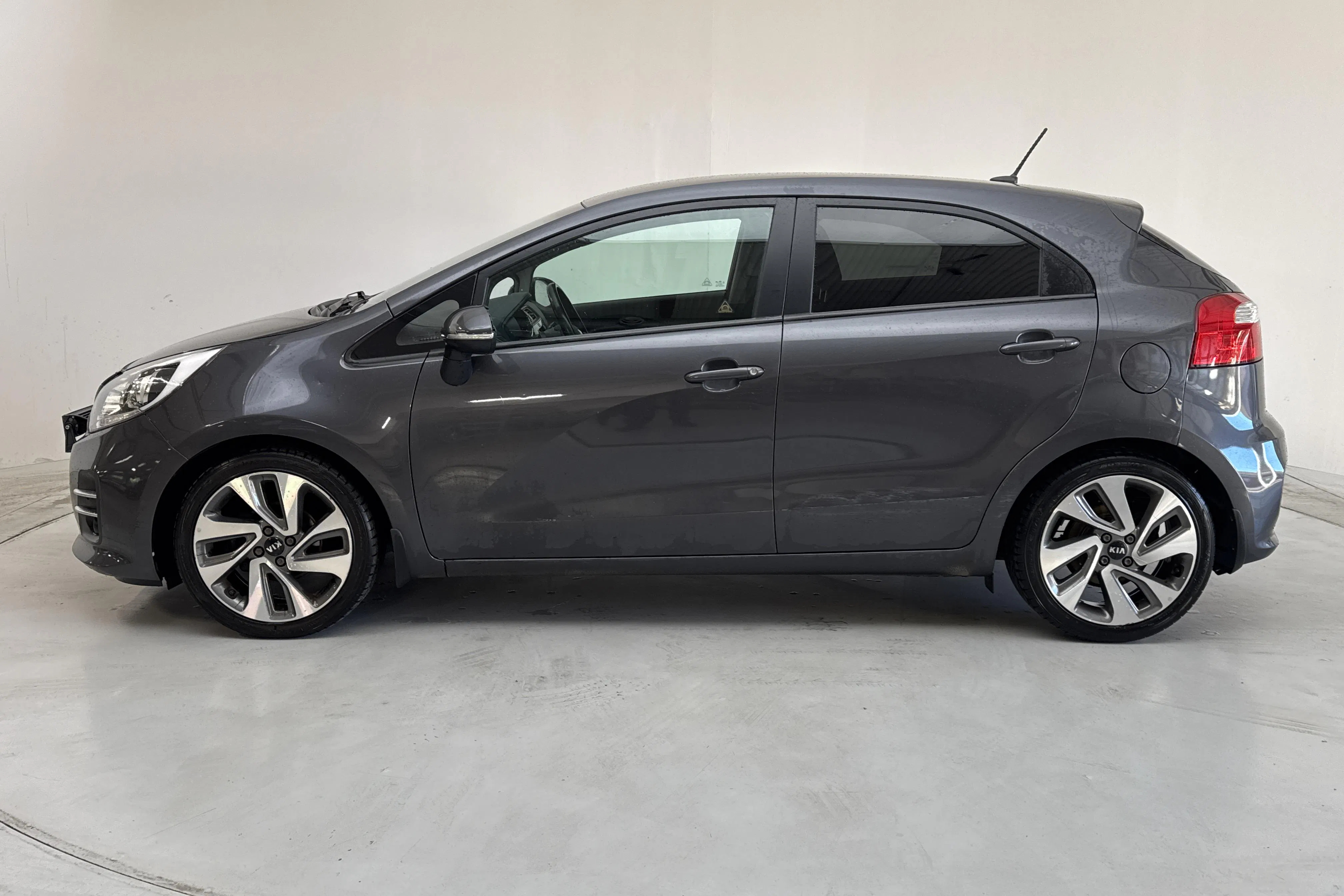 Presentationsfoto 2 av 14: KIA Rio 1.2 (85hk) - 7 193 mil - Manuell - grå - 2016
