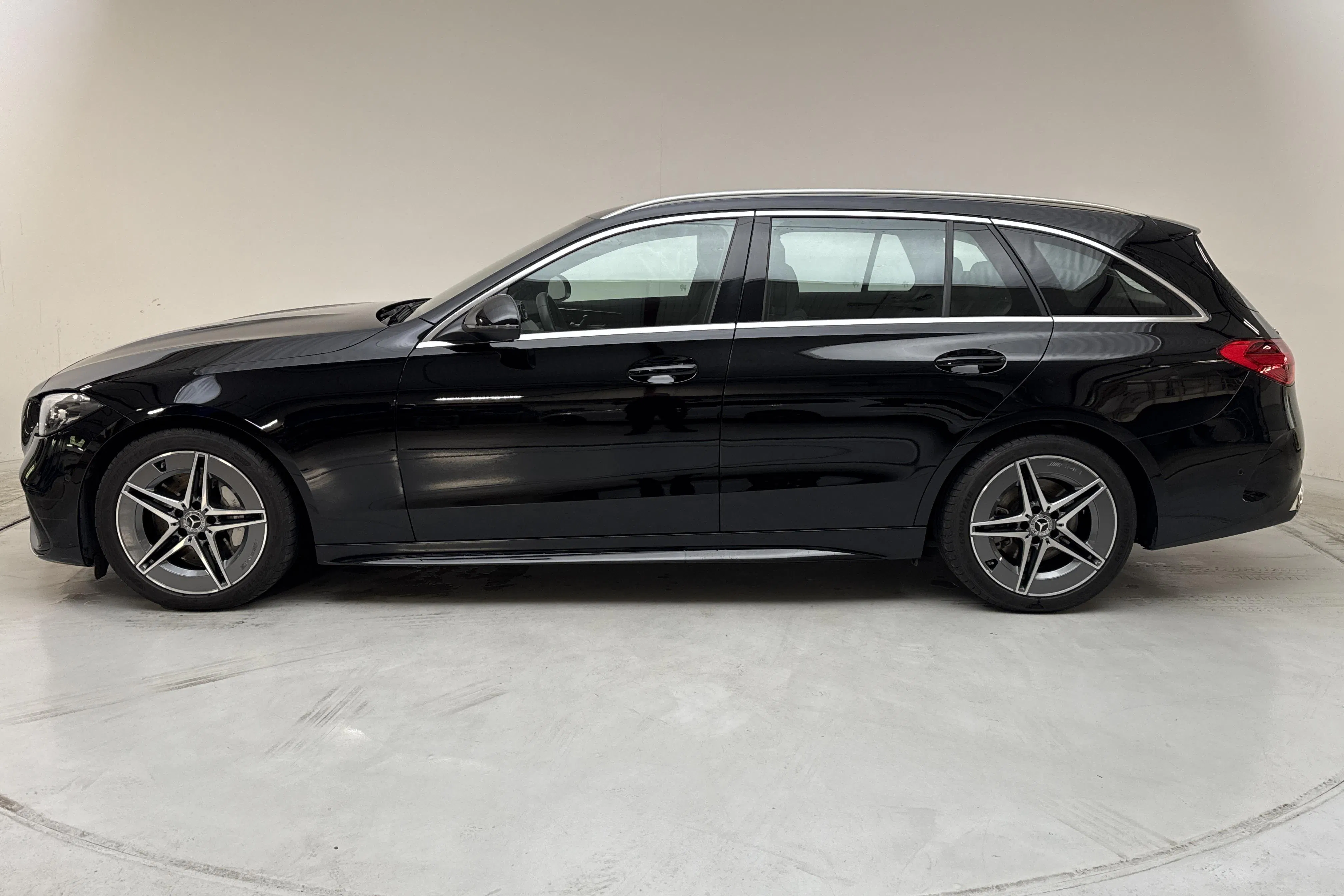 Presentationsfoto 2 av 14: Mercedes C 200 Kombi S206 (204hk) - 2 642 mil - Automat - svart - 2024