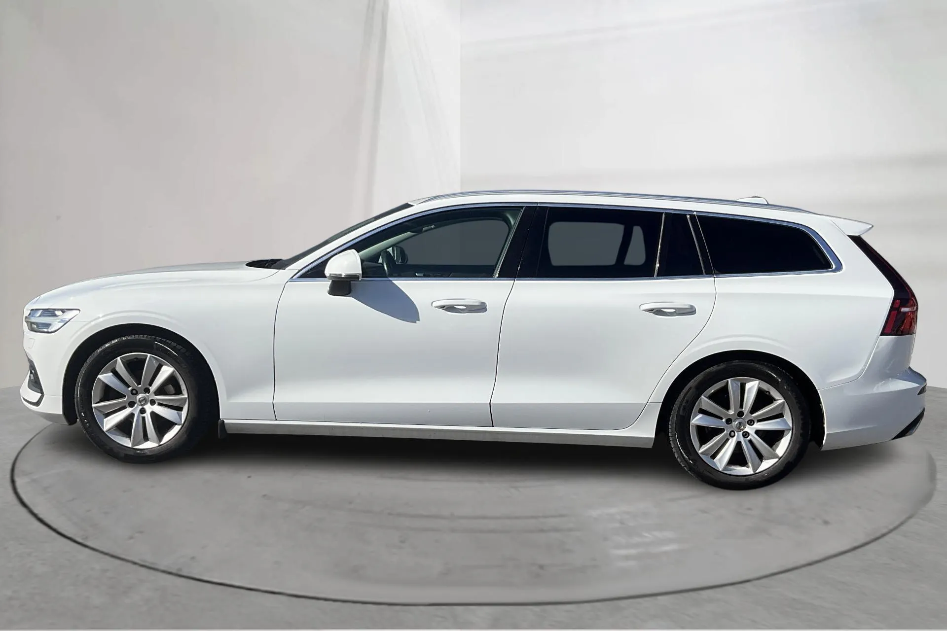Presentationsfoto 2 av 17: Volvo V60 D3 (150hk) - 15 864 mil - Automat - vit - 2019