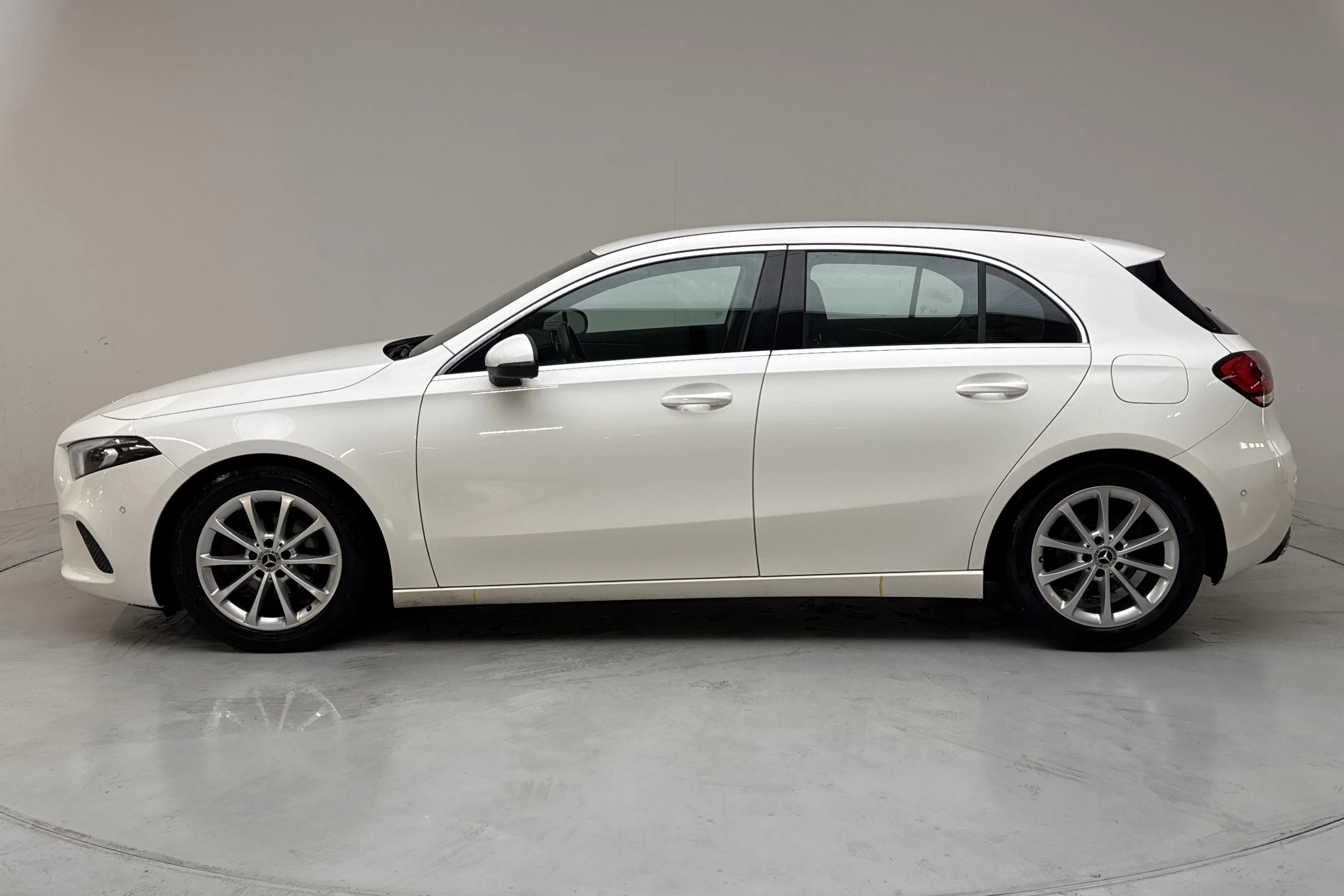 Presentationsfoto 2 av 13: Mercedes A 180 5dr W177 (136hk) - 16 860 mil - Automat - vit - 2020