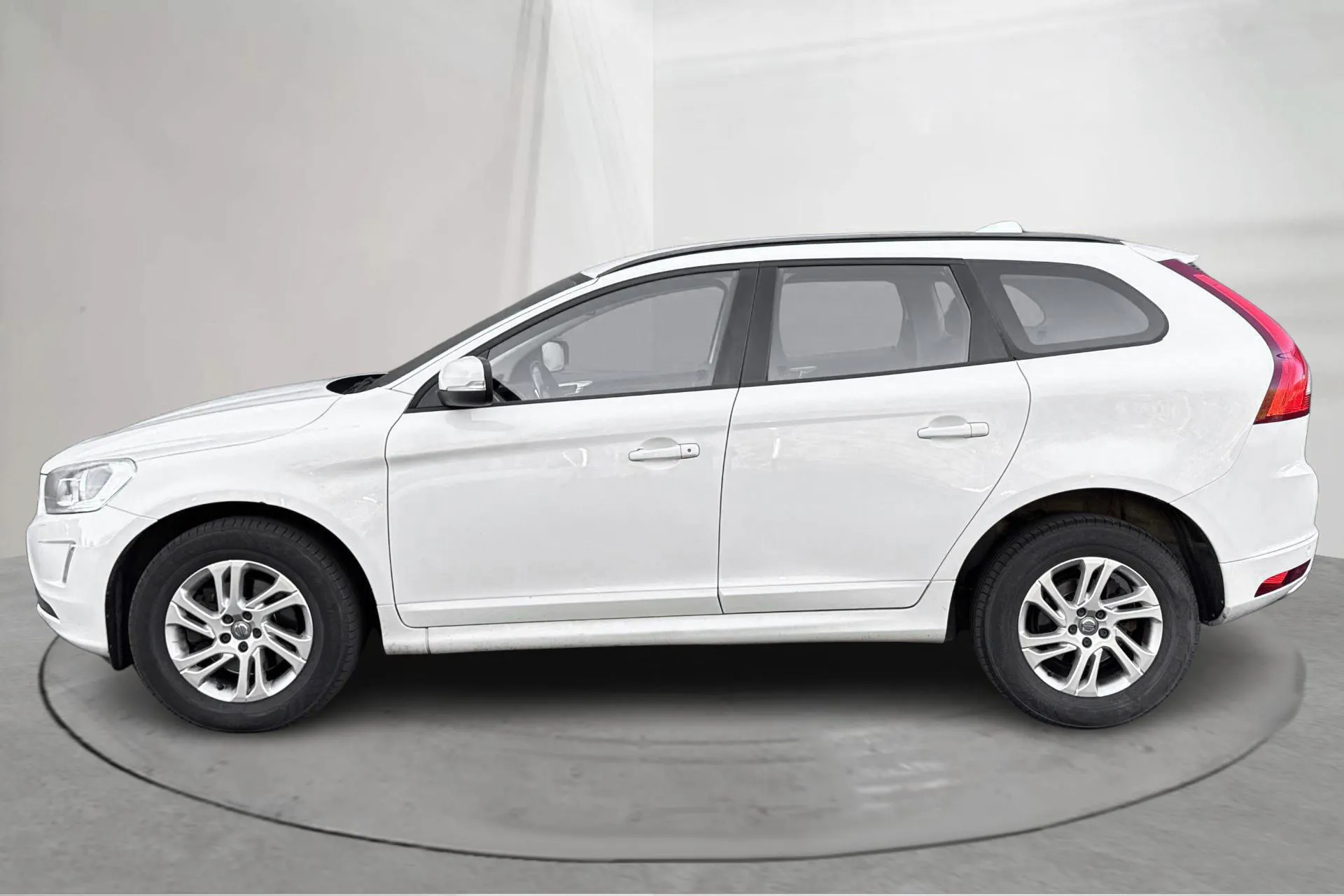 Presentationsfoto 2 av 13: Volvo XC60 D4 AWD (190hk) - 22 733 mil - Automat - vit - 2017