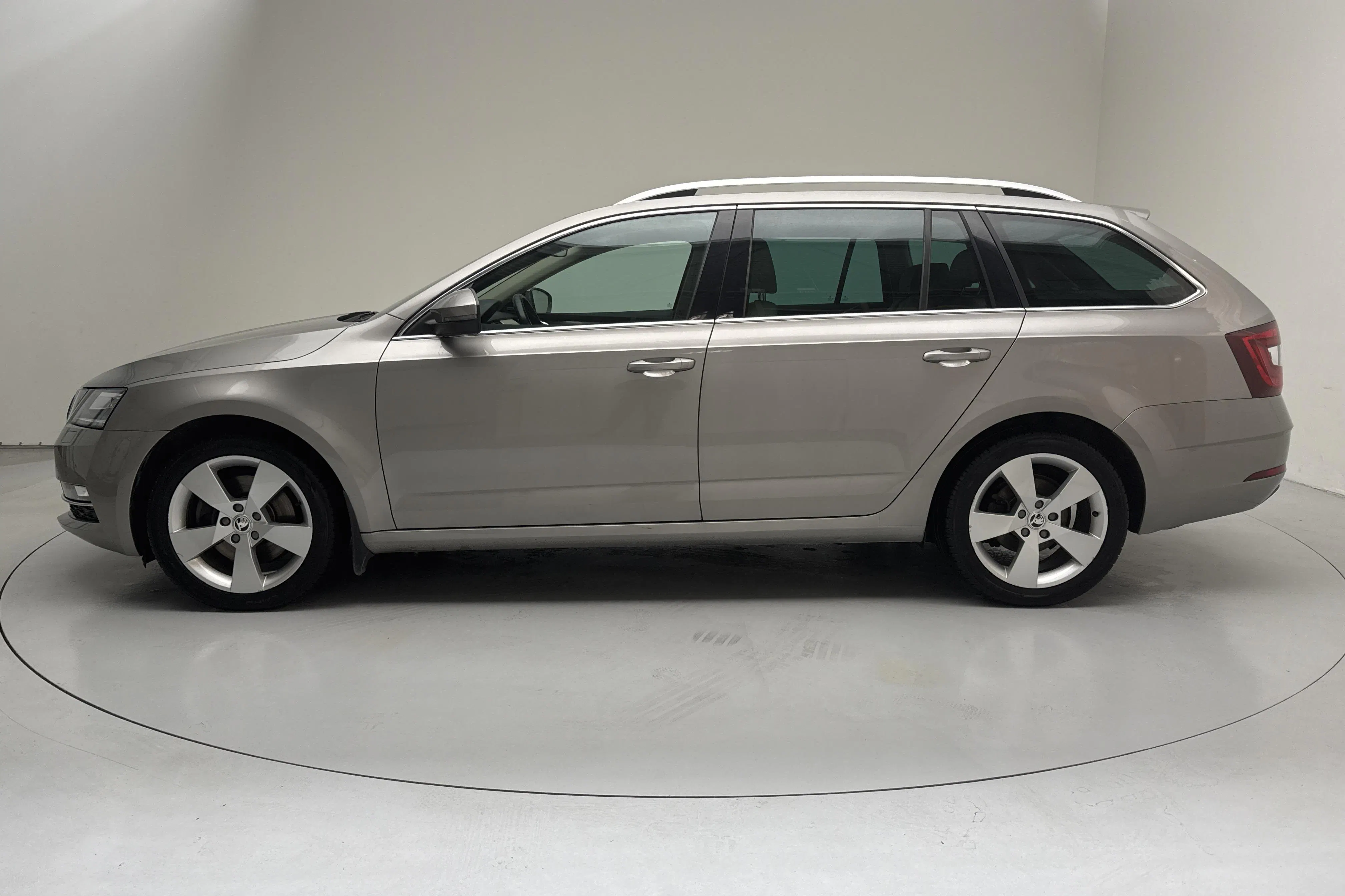 Presentation photo 2 of 15: Skoda Octavia III 1.8 TSI Combi 4x4 (180hk) - 123 160 km - Automatic - light brown - 2018