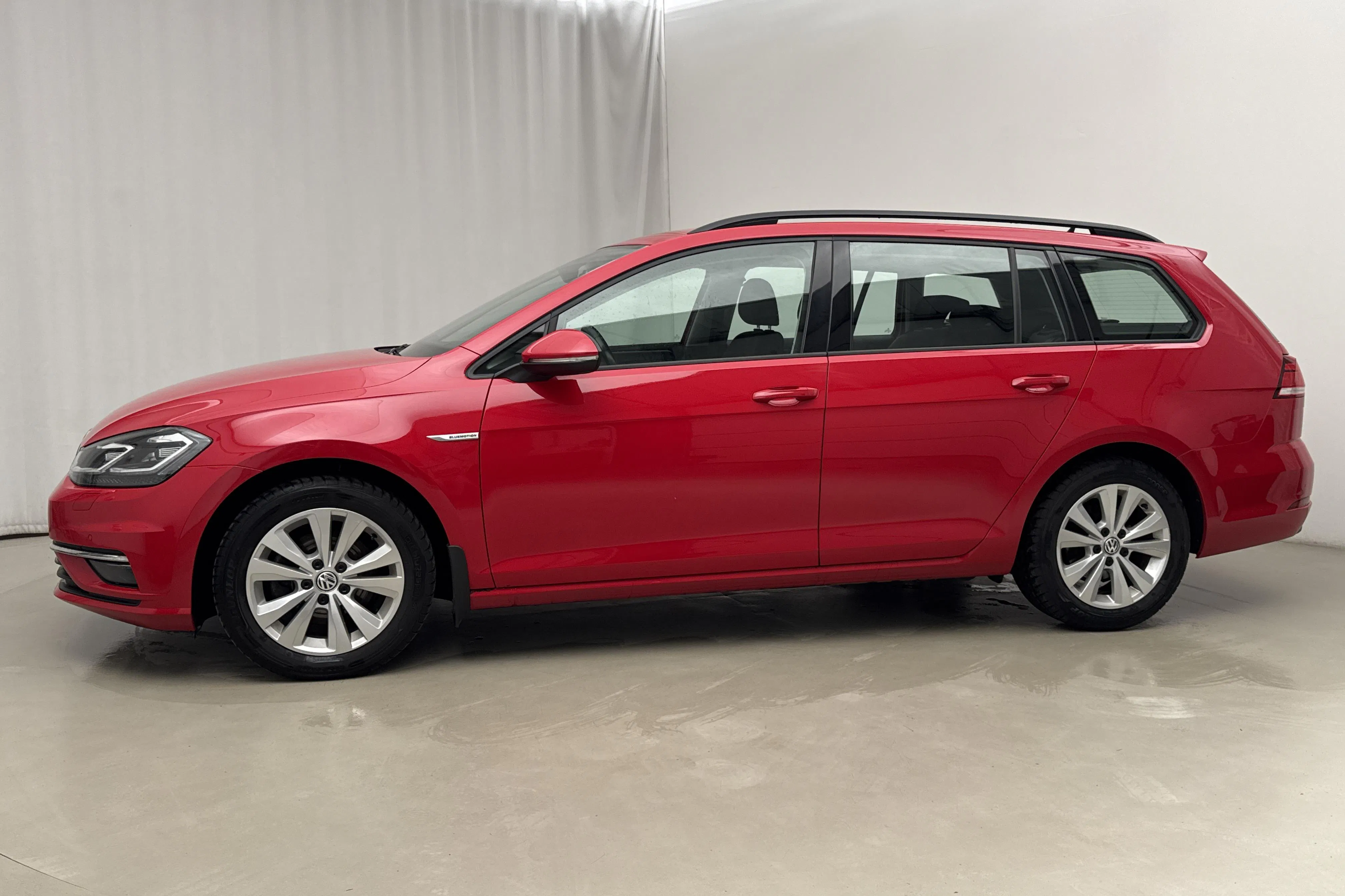 Presentationsfoto 2 av 16: VW Golf VII 1.5 TGI Sportscombi (130hk) - 7 978 mil - Automat - röd - 2020