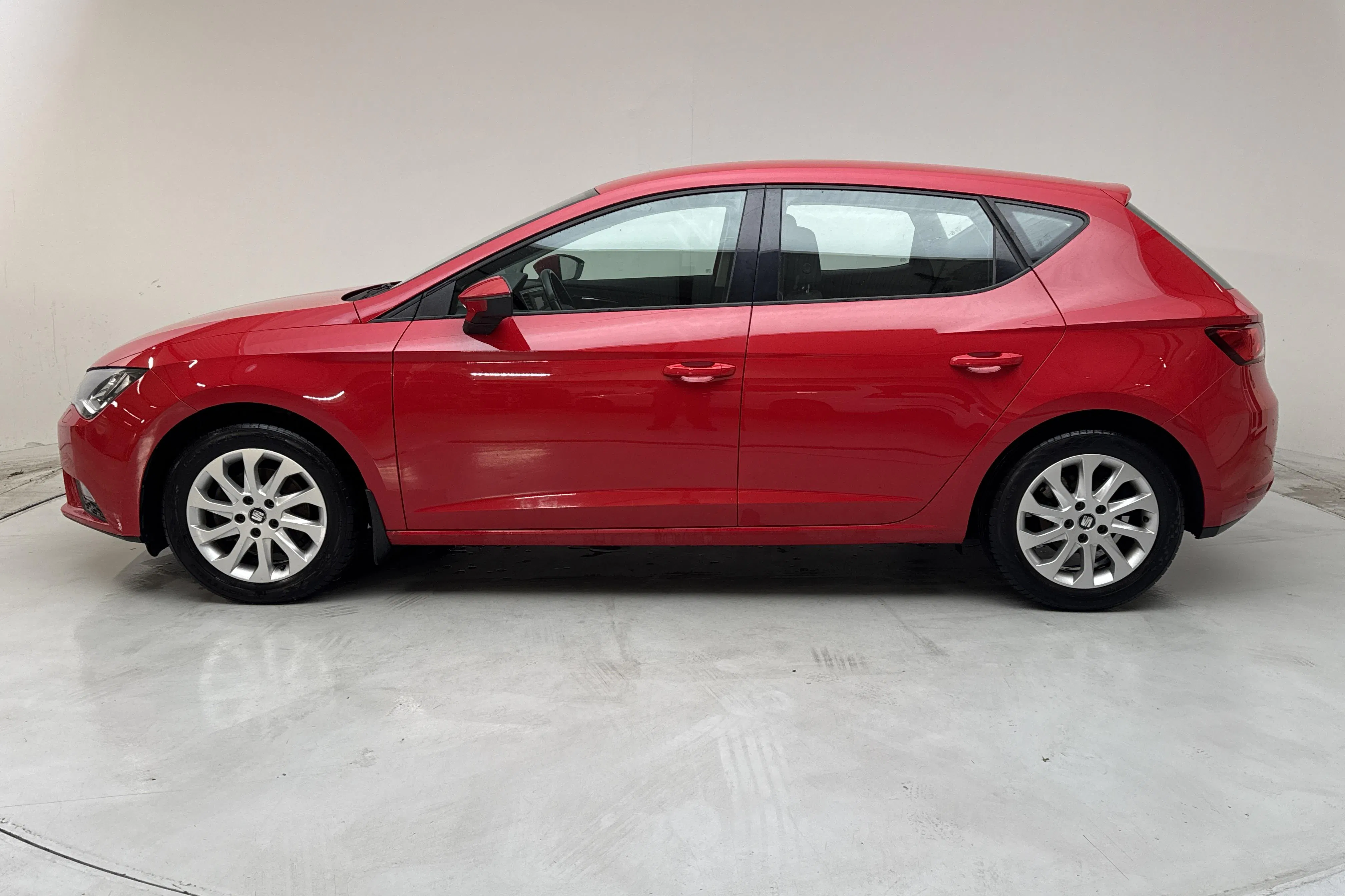 Presentationsfoto 2 av 12: Seat Leon 1.4 TGI 5dr (110hk) - 8 439 mil - Manuell - röd - 2016