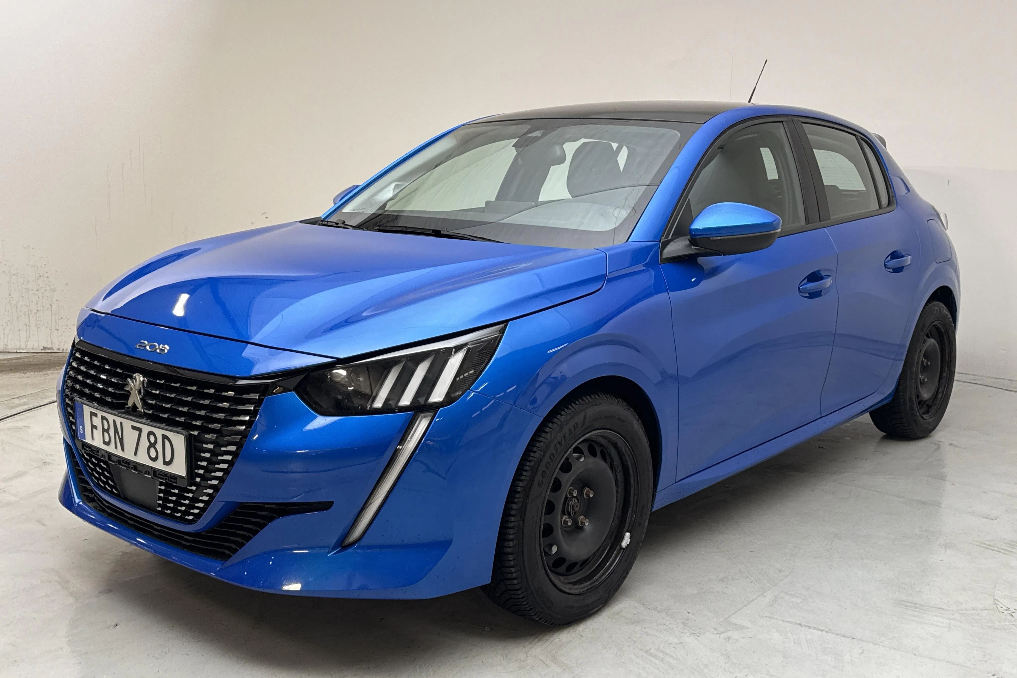Presentation photo 1 of 12: Peugeot 208 1.2 PureTech 5dr (100hk) - 36 370 km - Automatic - blue - 2020