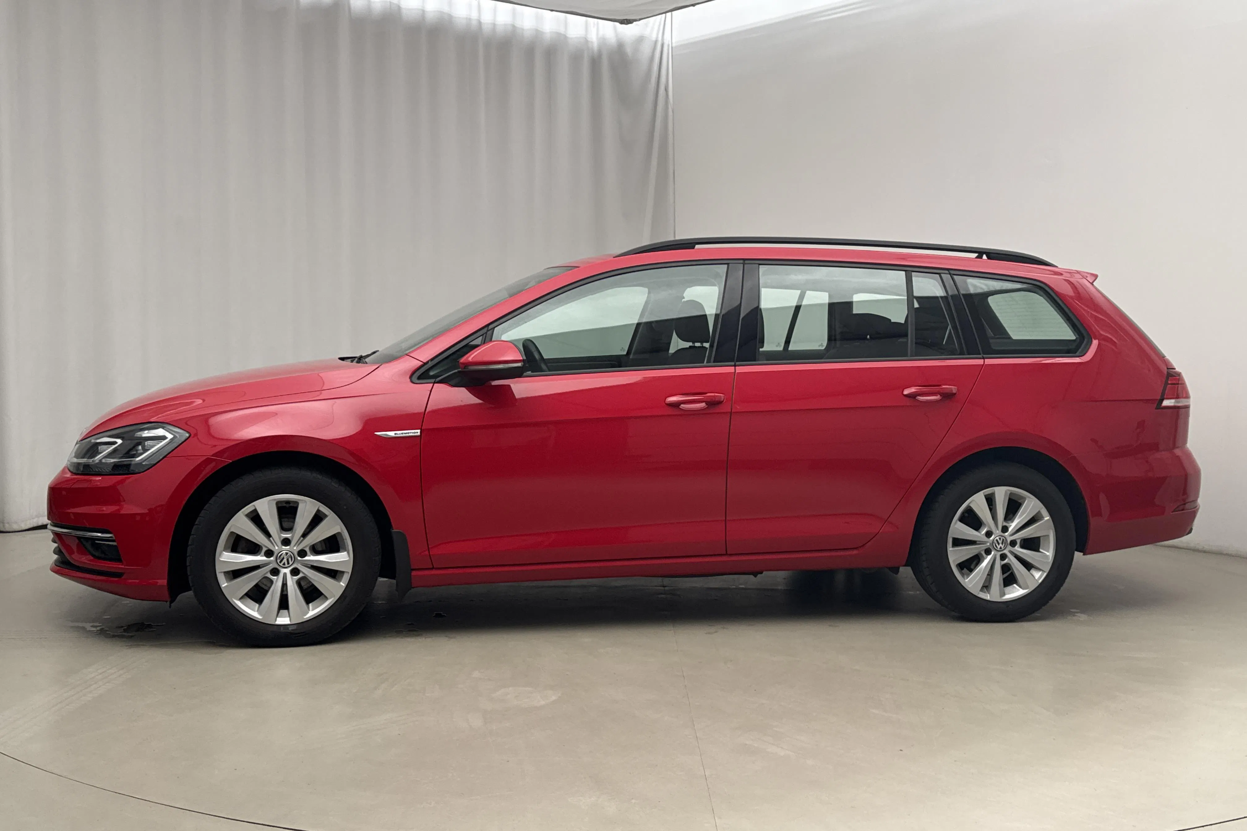 Presentation photo 2 of 16: VW Golf VII 1.5 TGI Sportscombi (130hk) - 36 580 km - Automatic - red - 2020
