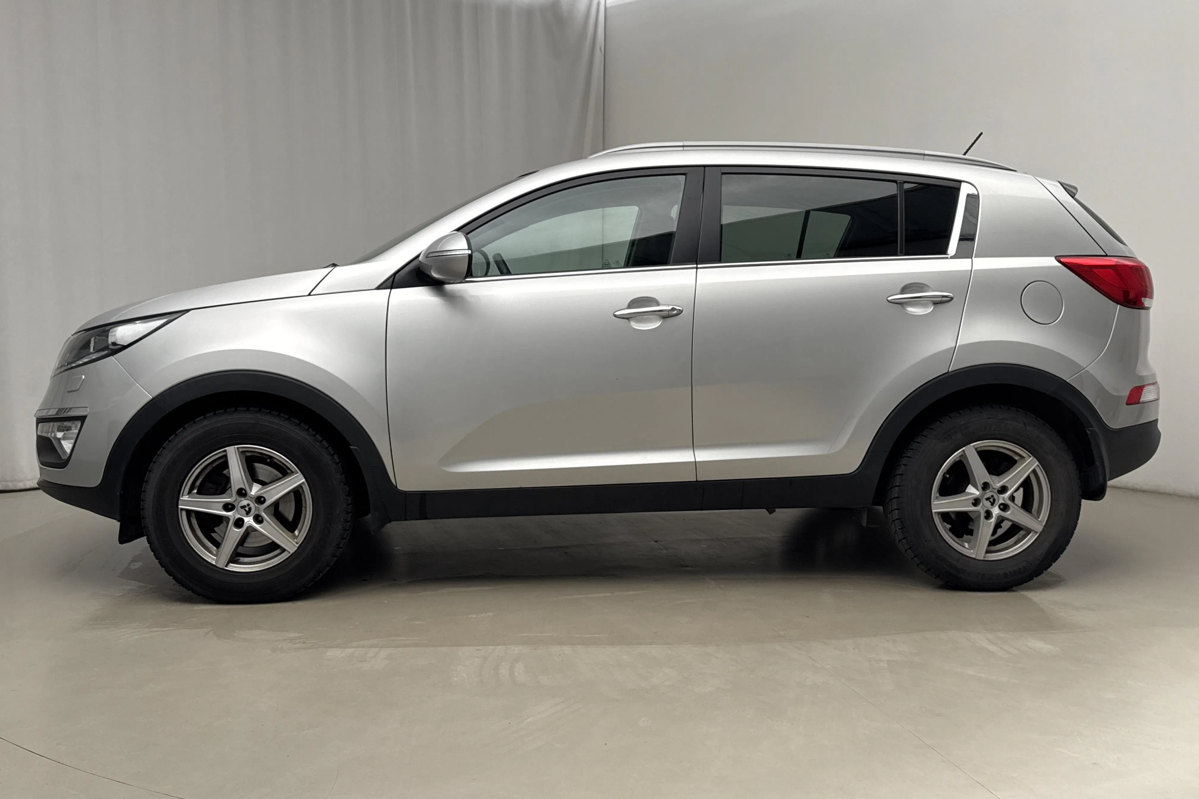 Presentationsfoto 2 av 15: KIA Sportage 1.6 2WD (136hk) - 13 377 mil - Manuell - grå - 2015