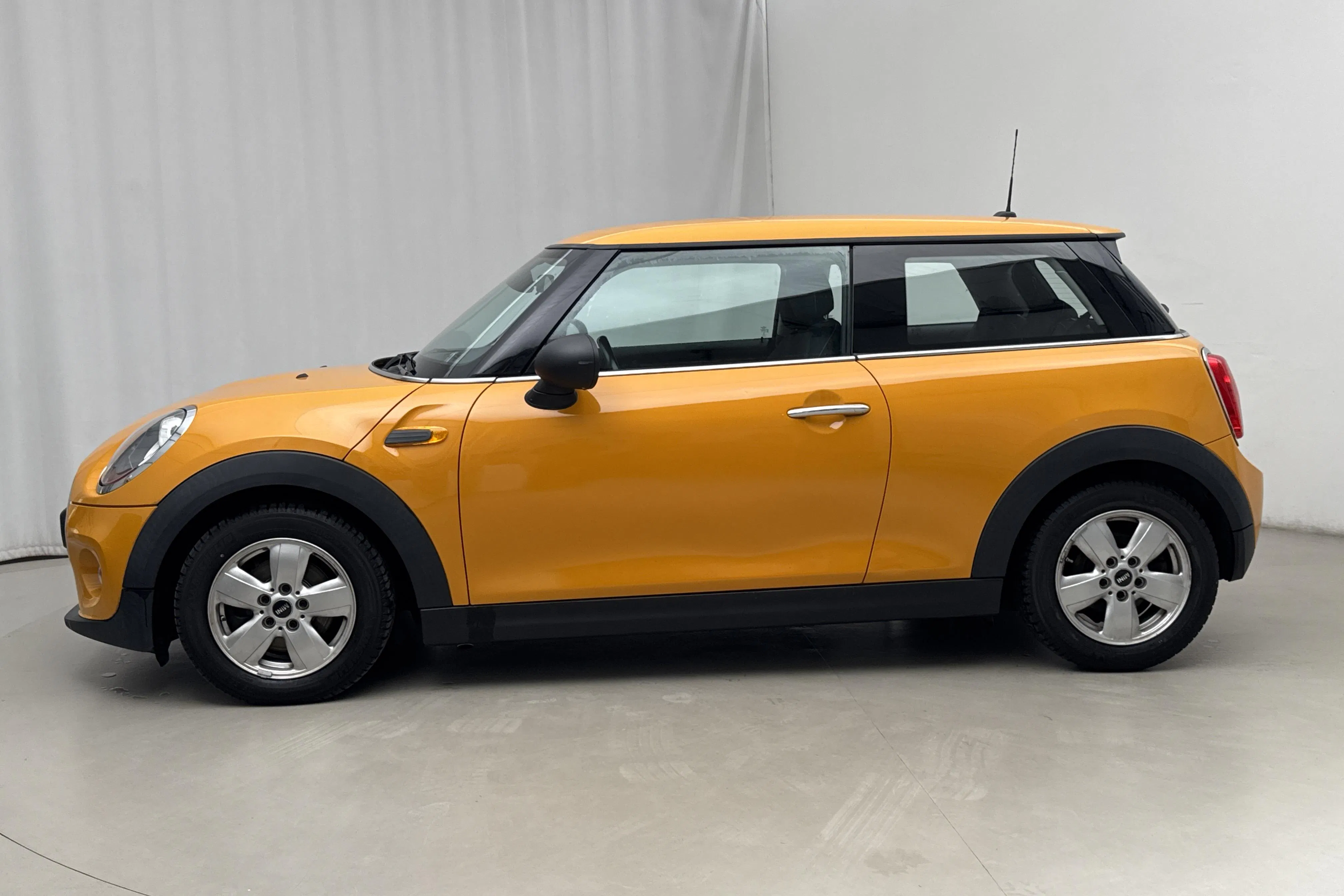 Presentation photo 2 of 14: MINI One 3dr (102hk) - 106 140 km - Manual - orange - 2016