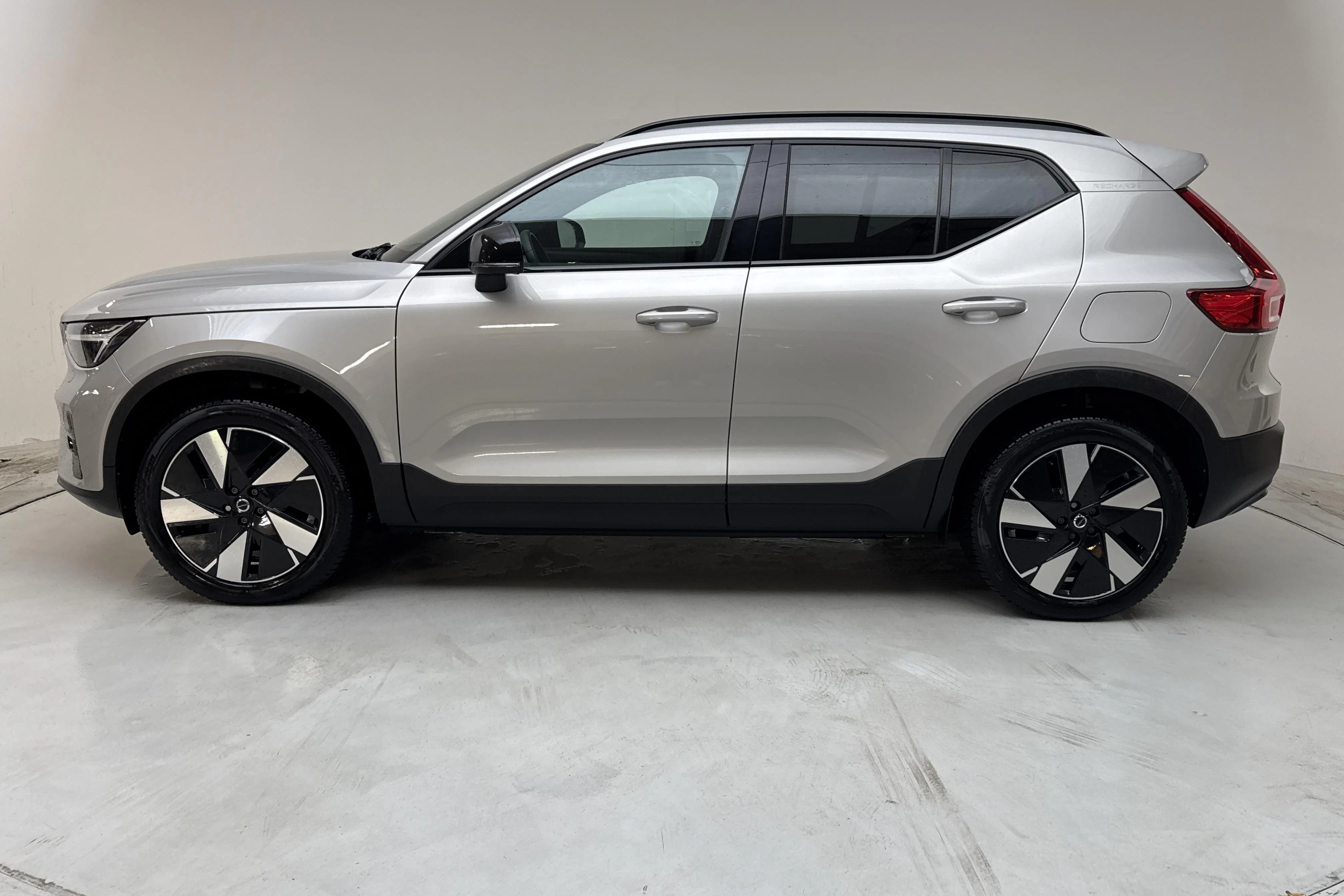 Presentationsfoto 2 av 17: Volvo XC40 Recharge Extended Range (252hk) - 5 530 mil - Automat - silver - 2024