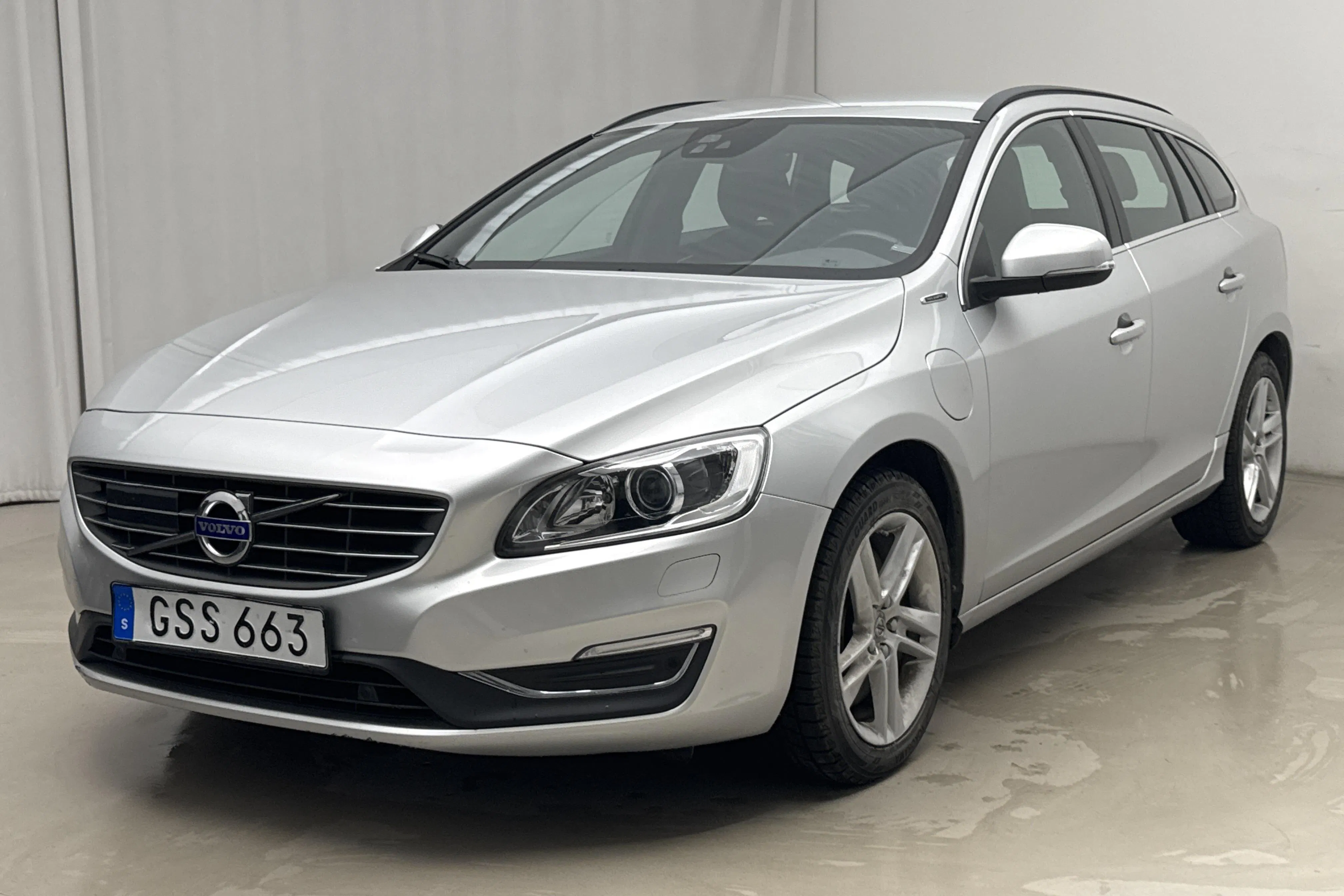 Presentationsfoto 1 av 19: Volvo V60 D5 AWD Twin Engine (163hk) - 10 980 mil - Automat - silver - 2018