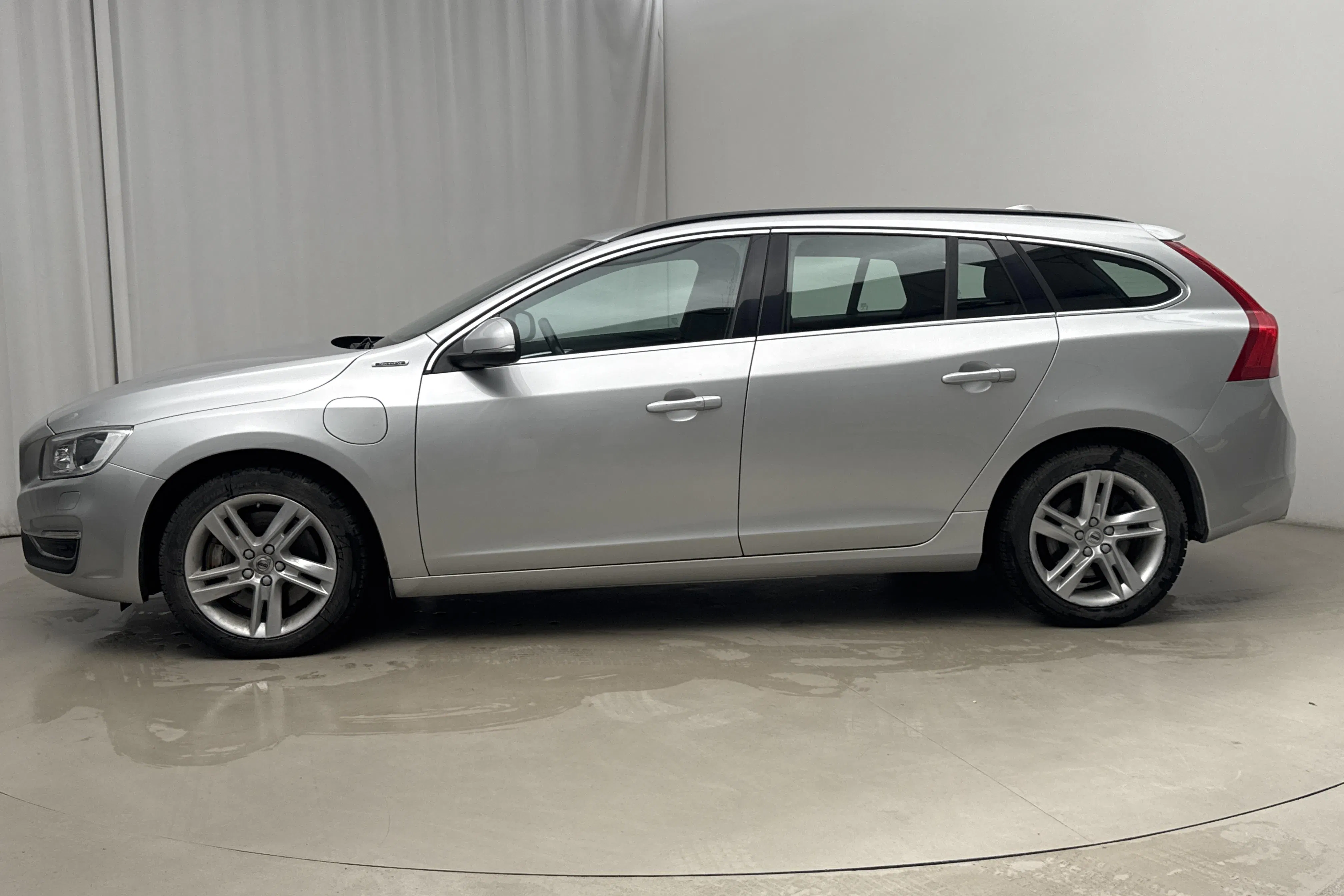 Presentationsfoto 2 av 19: Volvo V60 D5 AWD Twin Engine (163hk) - 10 980 mil - Automat - silver - 2018