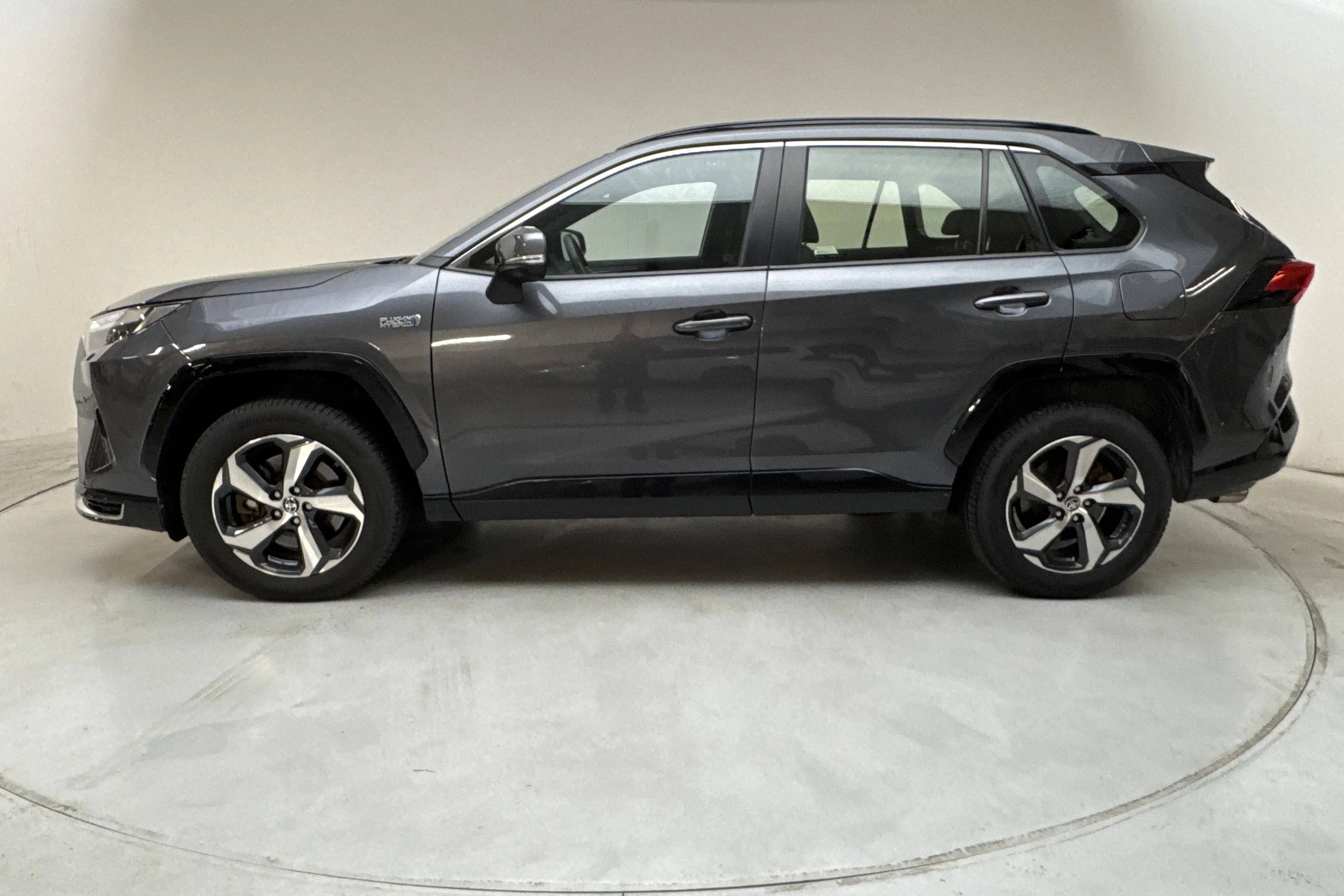 Presentationsfoto 2 av 14: Toyota RAV4 2.5 Plug-in Hybrid AWDi (306hk) - 8 618 mil - Automat - Mörkgrå - 2023