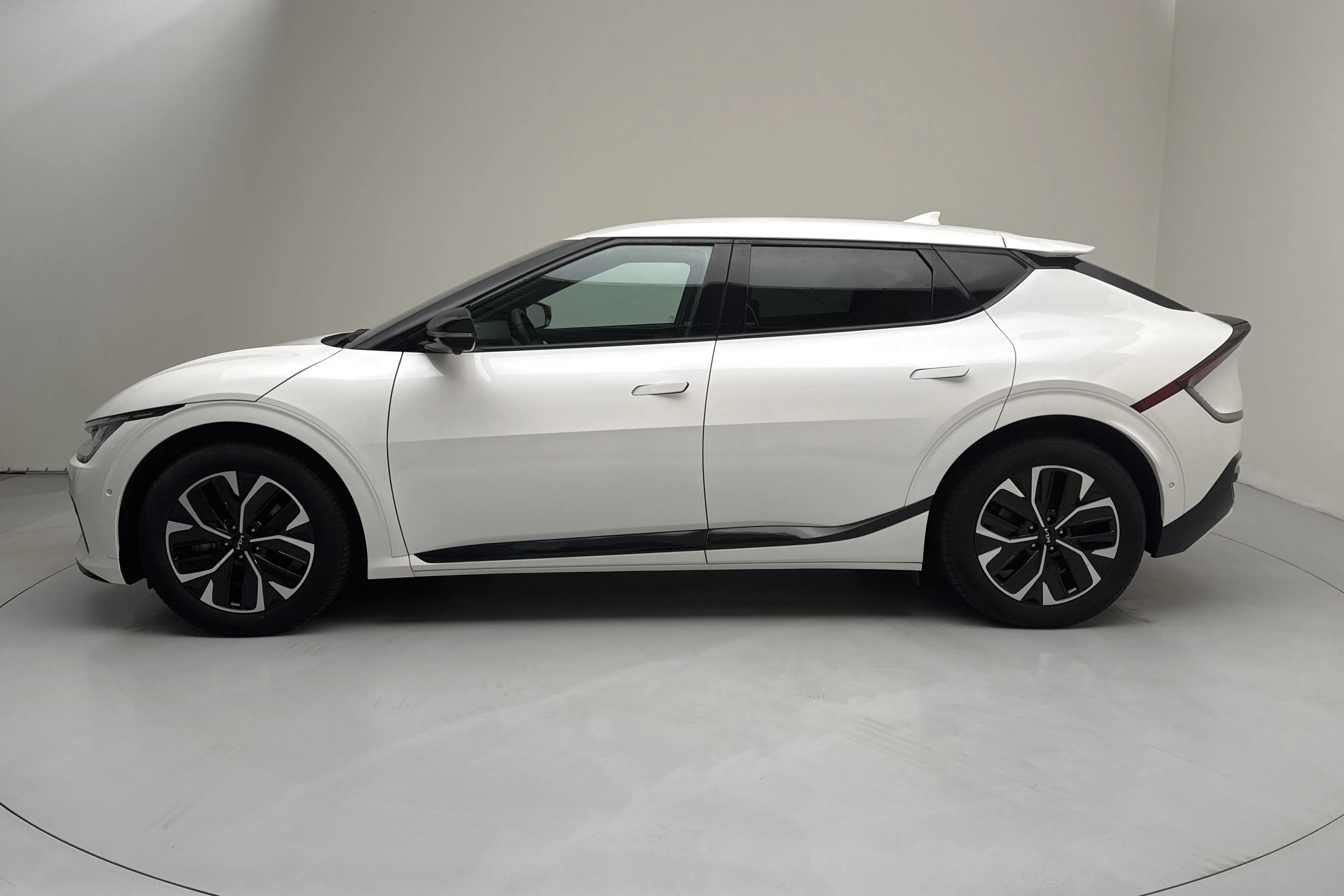 Presentation photo 2 of 20: KIA EV6 AWD (325hk) - 51 080 km - Automatic - white - 2023