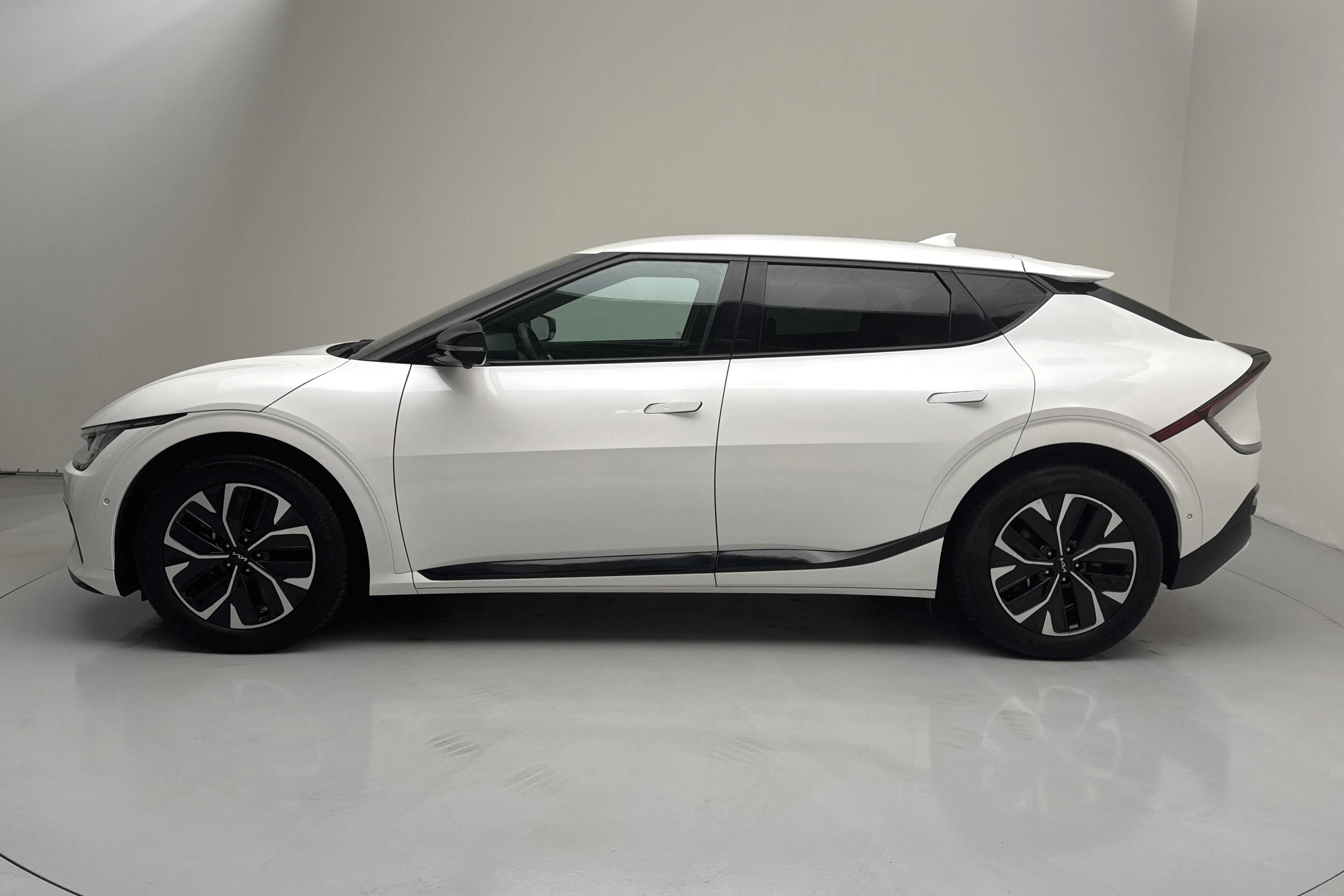 Presentationsfoto 2 av 19: KIA EV6 AWD (325hk) - 4 133 mil - Automat - vit - 2023