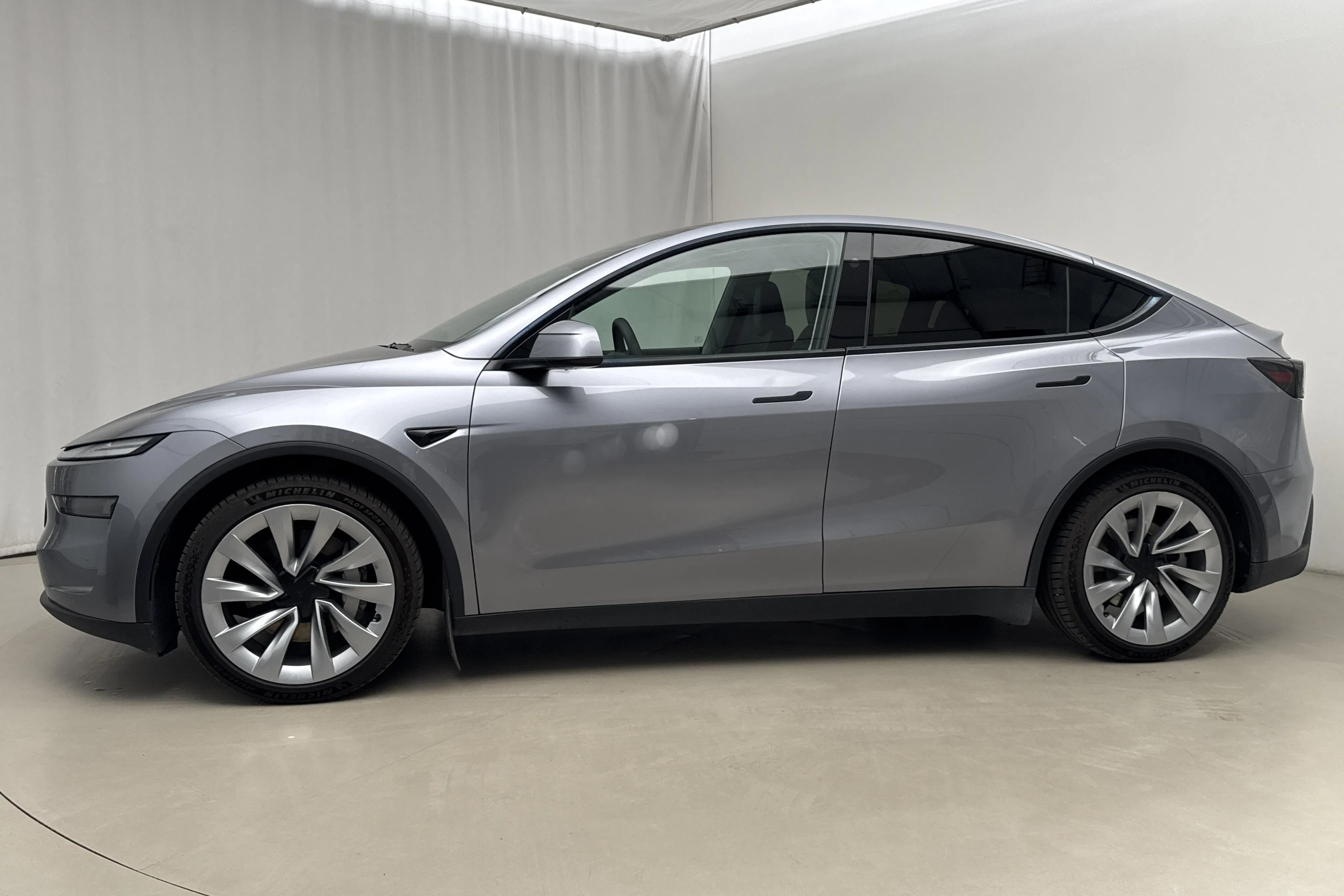 Presentationsfoto 2 av 29: Tesla Mode Y Long Range Dual Motor AWD - 6 674 mil - Automat - grå - 2025