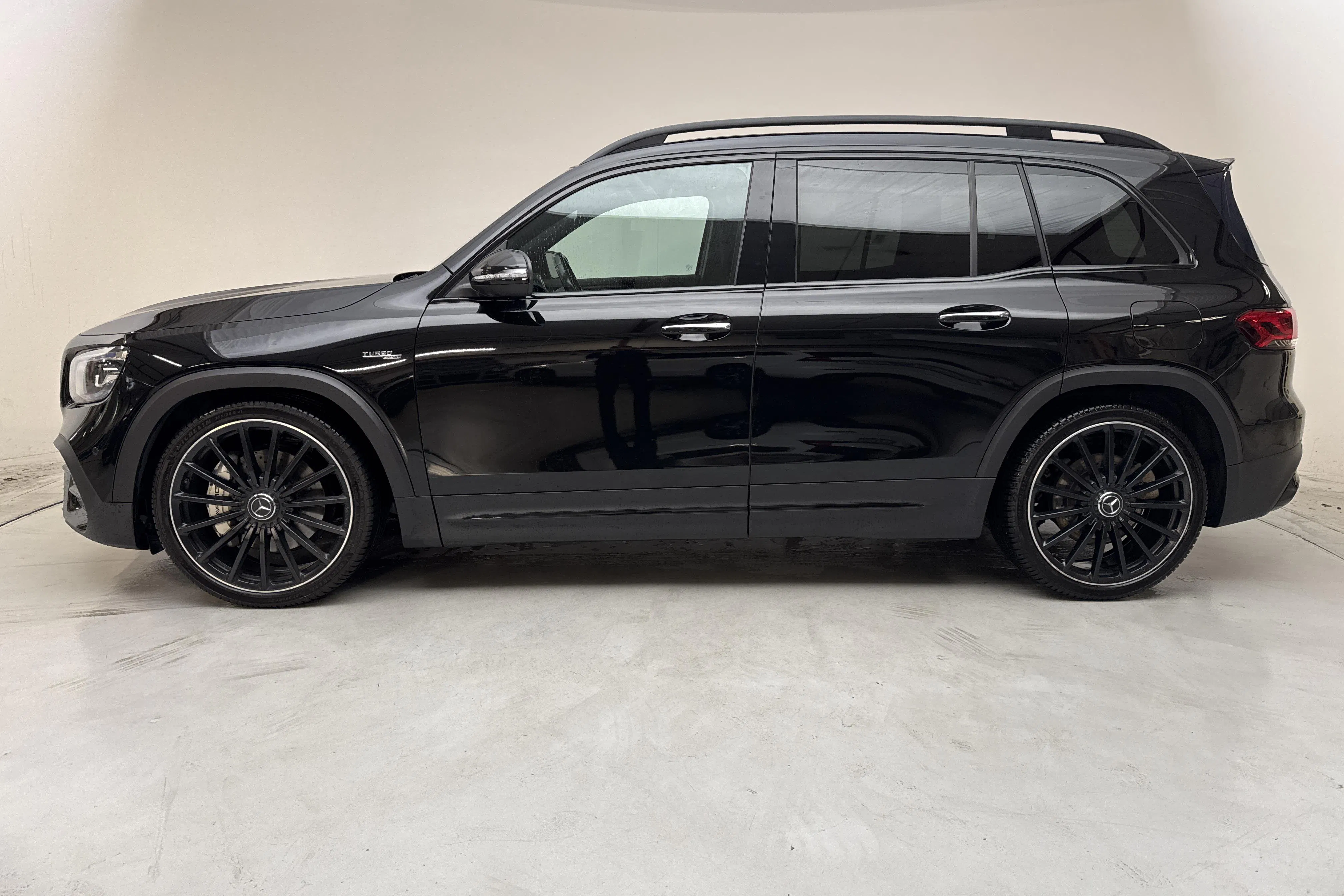 Presentationsfoto 2 av 18: Mercedes GLB 35 AMG 4MATIC X247 (306hk) - 13 974 mil - Automat - svart - 2021