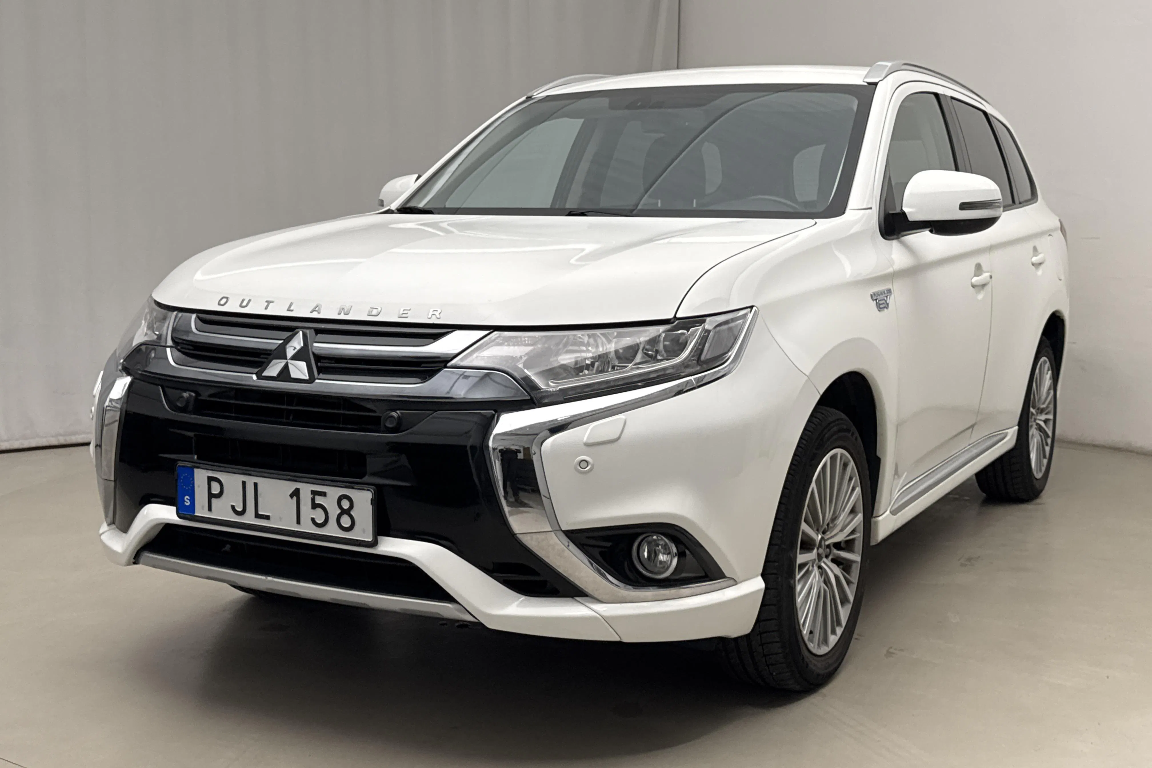 Presentation photo 1 of 18: Mitsubishi Outlander 2.0 Plug-in Hybrid 4WD (203hk) - 110 430 km - Automatic - white - 2017