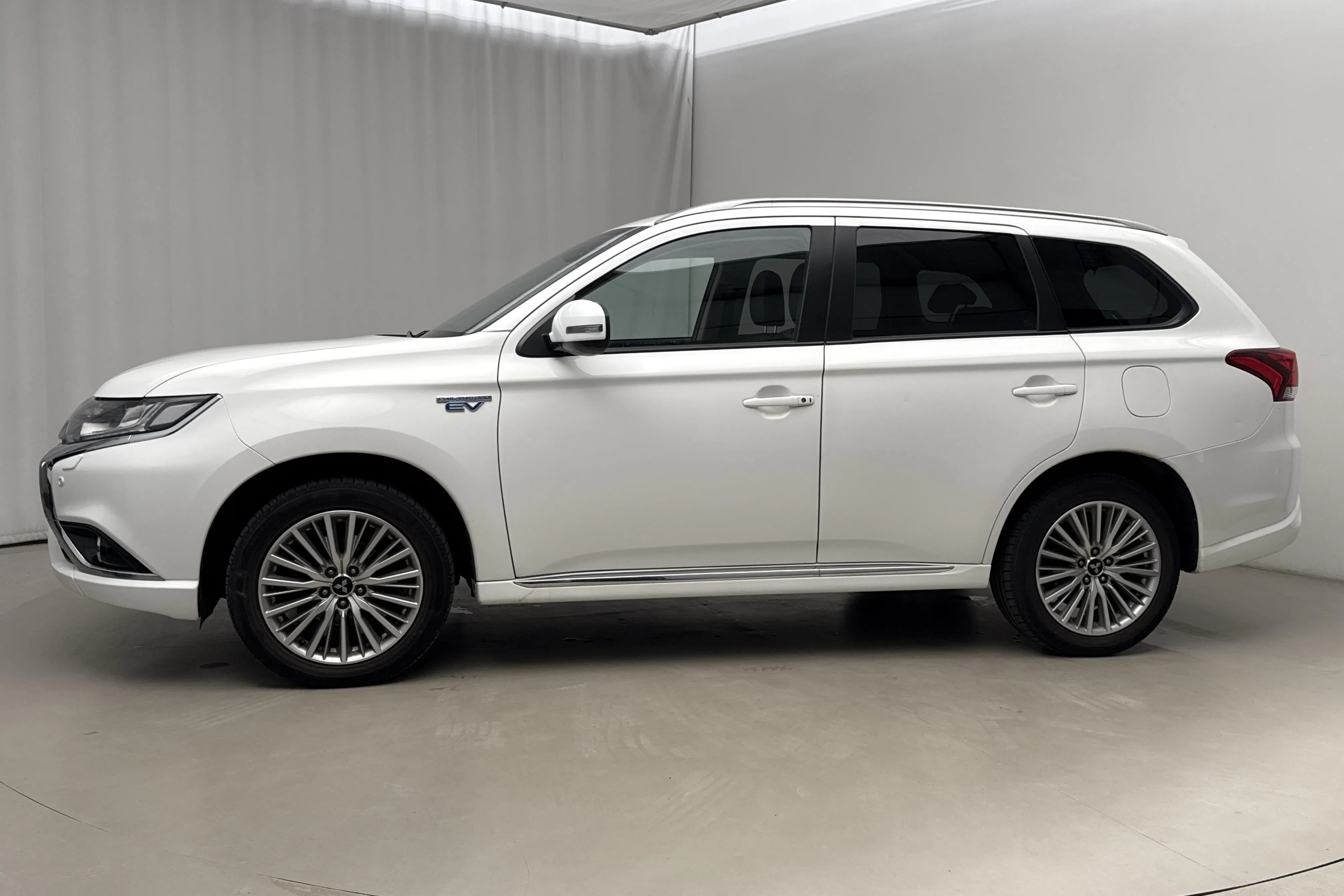 Presentation photo 2 of 18: Mitsubishi Outlander 2.0 Plug-in Hybrid 4WD (203hk) - 110 430 km - Automatic - white - 2017