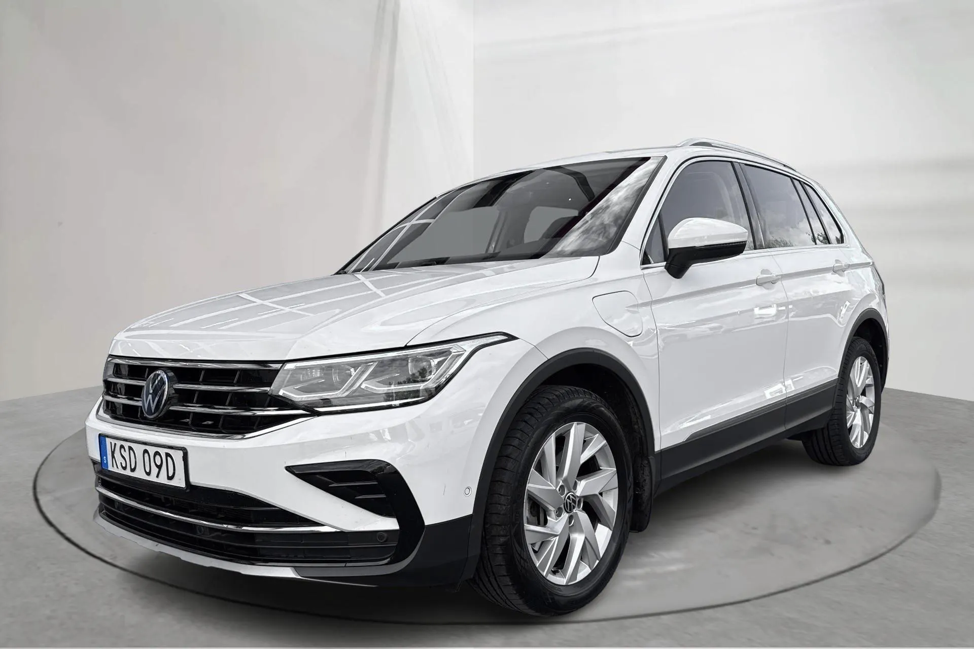 Presentation photo 1 of 18: VW Tiguan 1.4 TSI eHybrid (245hk) - 69 760 km - Automatic - white - 2023