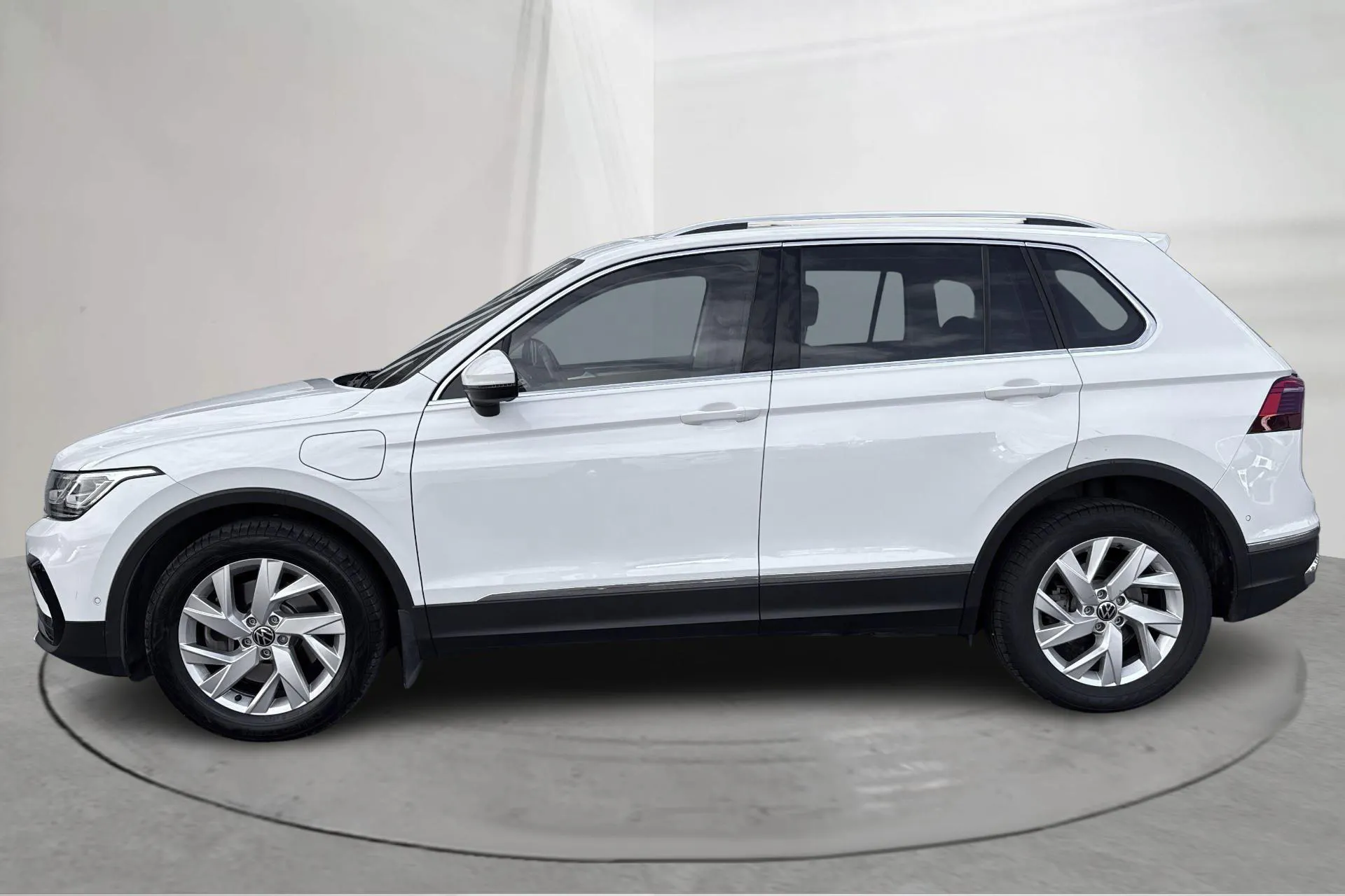 Presentation photo 2 of 18: VW Tiguan 1.4 TSI eHybrid (245hk) - 69 760 km - Automatic - white - 2023