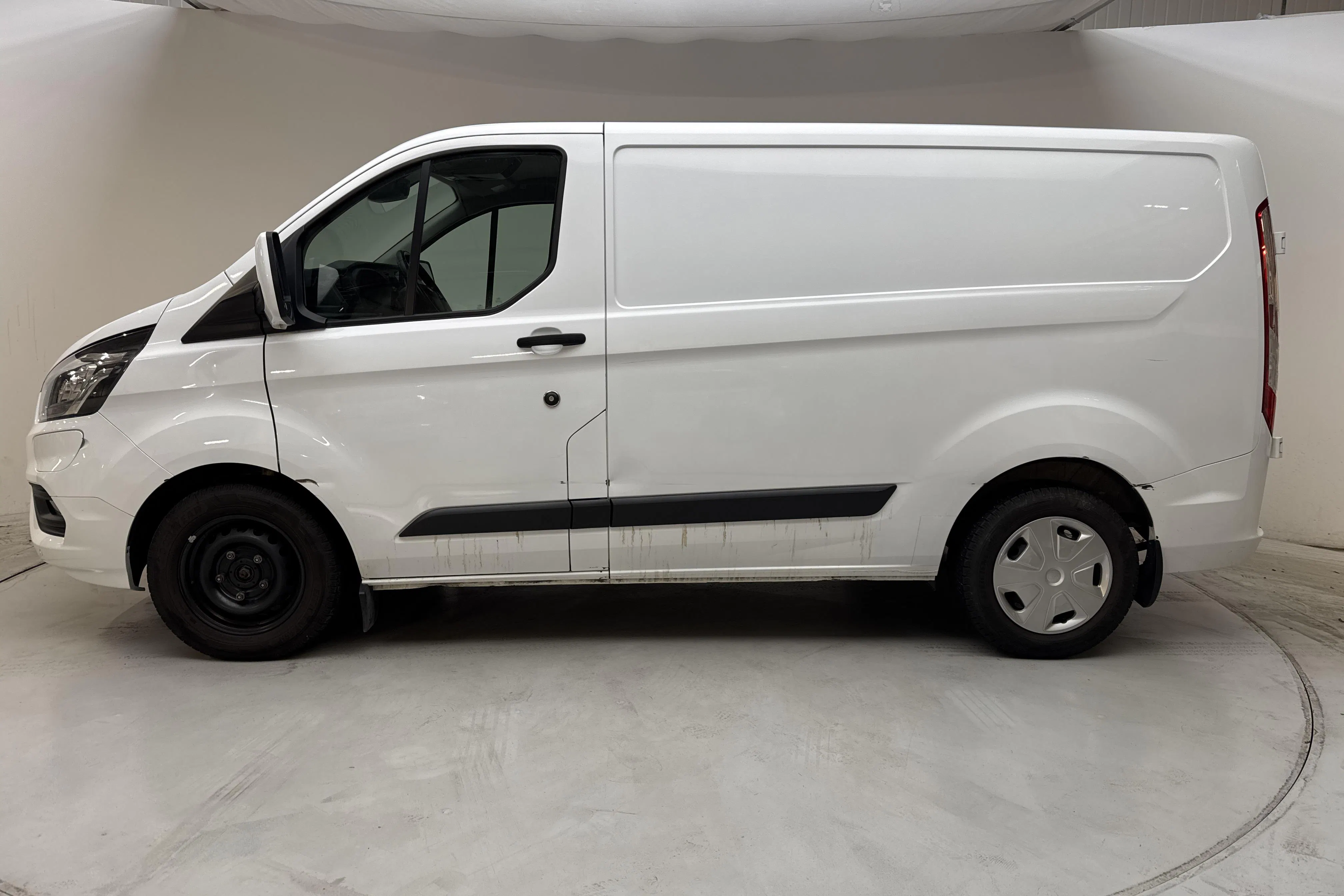 Presentationsfoto 2 av 12: Ford Transit Custom 340 PHEV (120hk) - 11 960 mil - Automat - vit - 2022