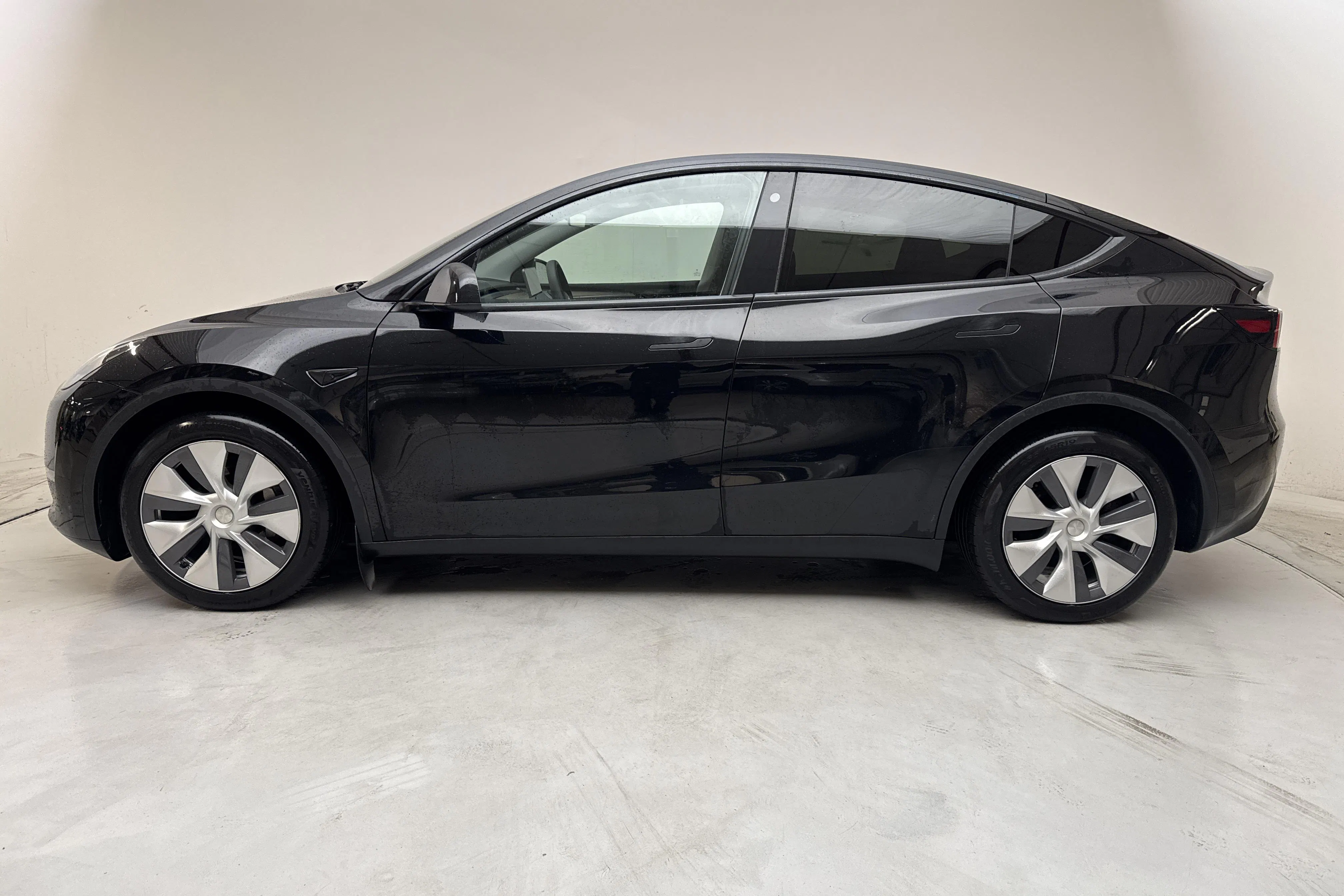 Presentationsfoto 2 av 19: Tesla Model Y Long Range Dual Motor AWD - 4 936 mil - Automat - svart - 2023