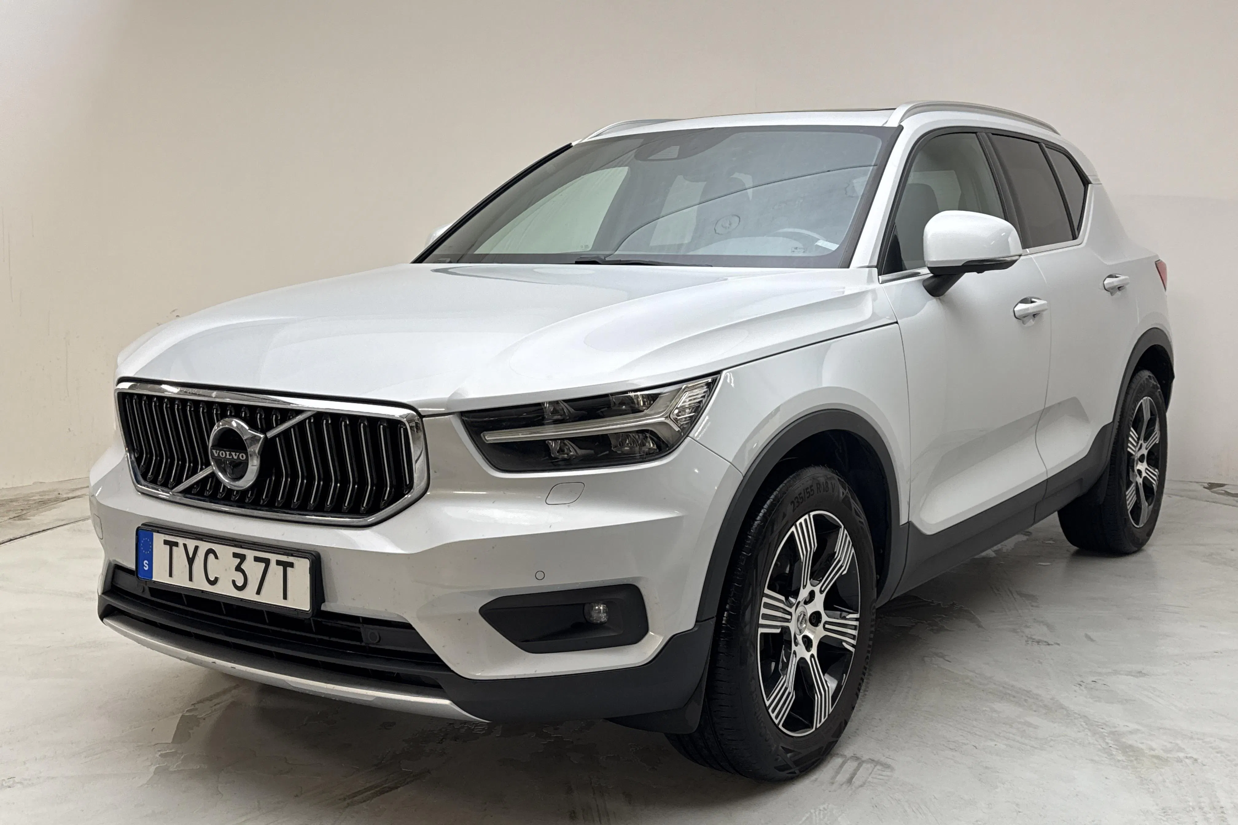 Presentation photo 1 of 17: Volvo XC40 D4 AWD (190hk) - 211 800 km - Automatic - silver - 2020