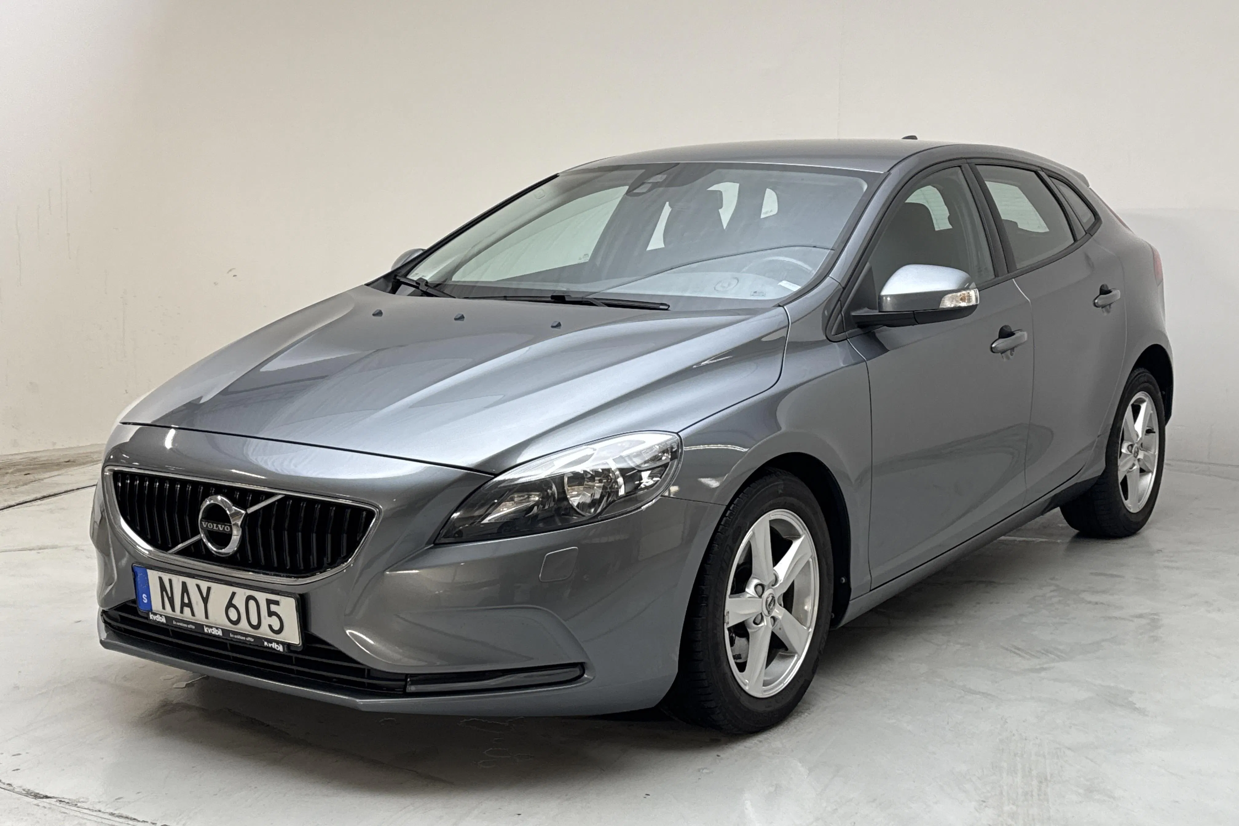 Presentationsfoto 1 av 13: Volvo V40 T2 (122hk) - 7 631 mil - Manuell - grå - 2017