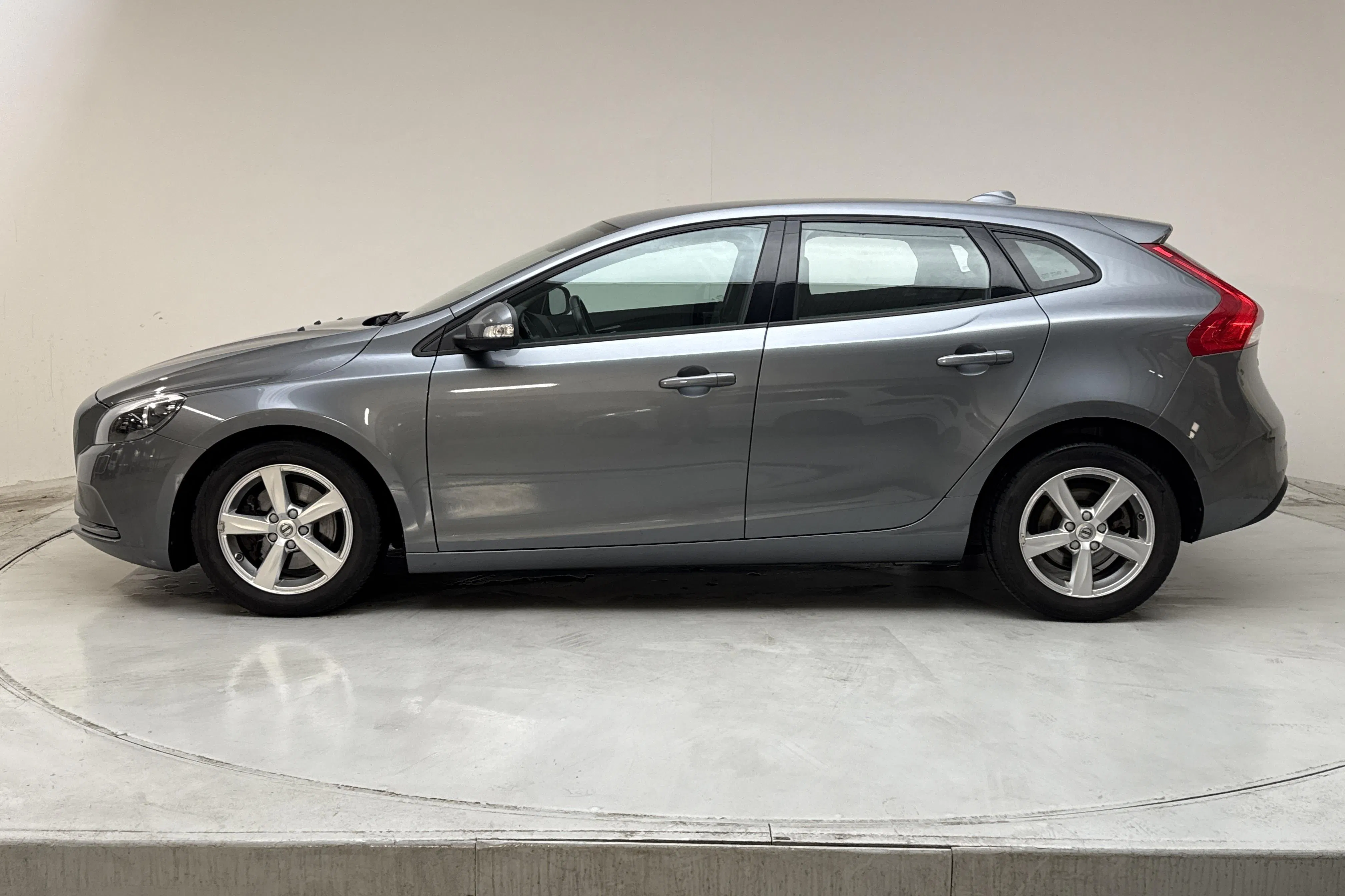 Presentationsfoto 2 av 13: Volvo V40 T2 (122hk) - 7 631 mil - Manuell - grå - 2017