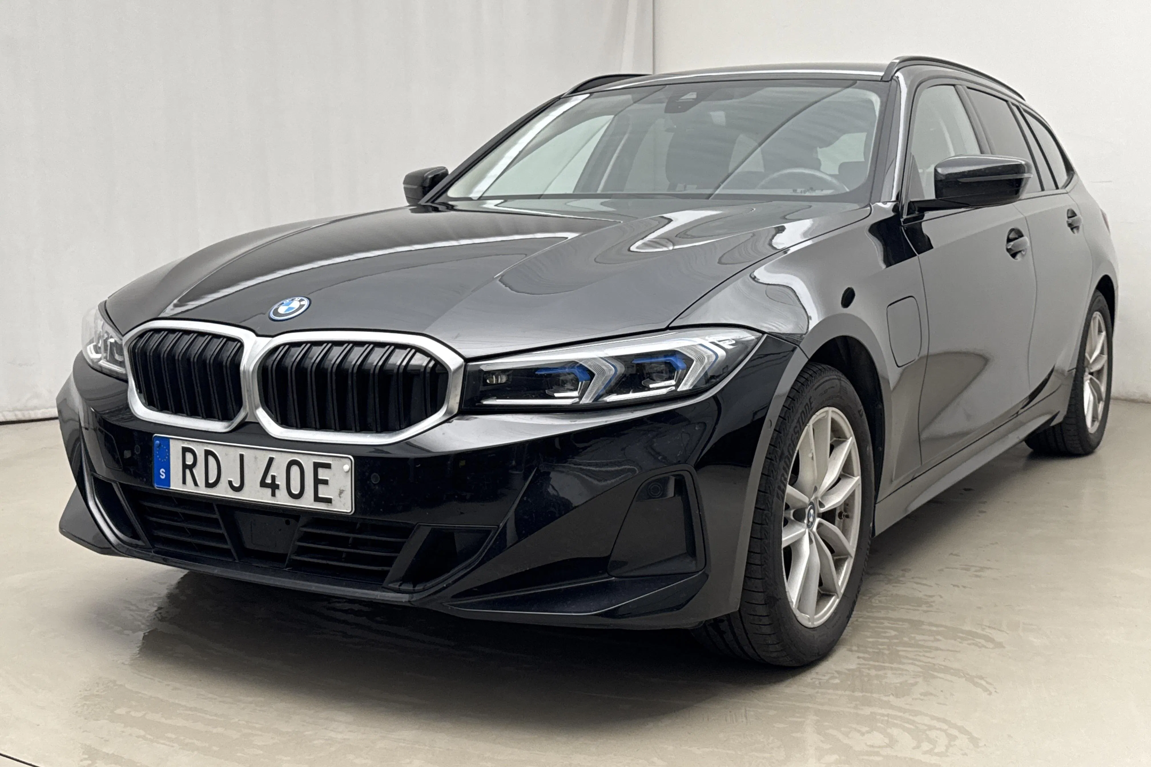 Presentationsfoto 1 av 20: BMW 330e xDrive Touring LCI, G21 (292hk) - 3 906 mil - Automat - svart - 2024