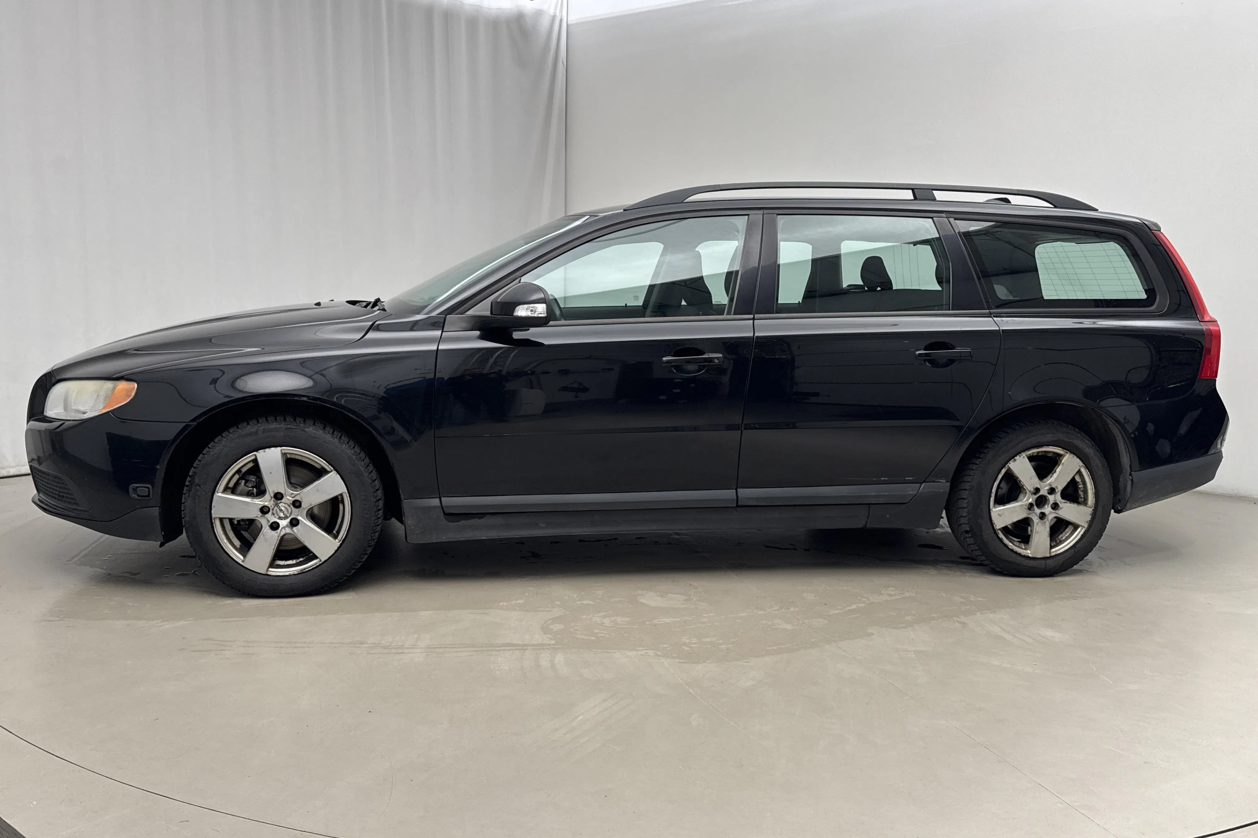 Presentation photo 2 of 15: Volvo V70 II 2.0F (145hk) - 202 780 km - Manual - black - 2010